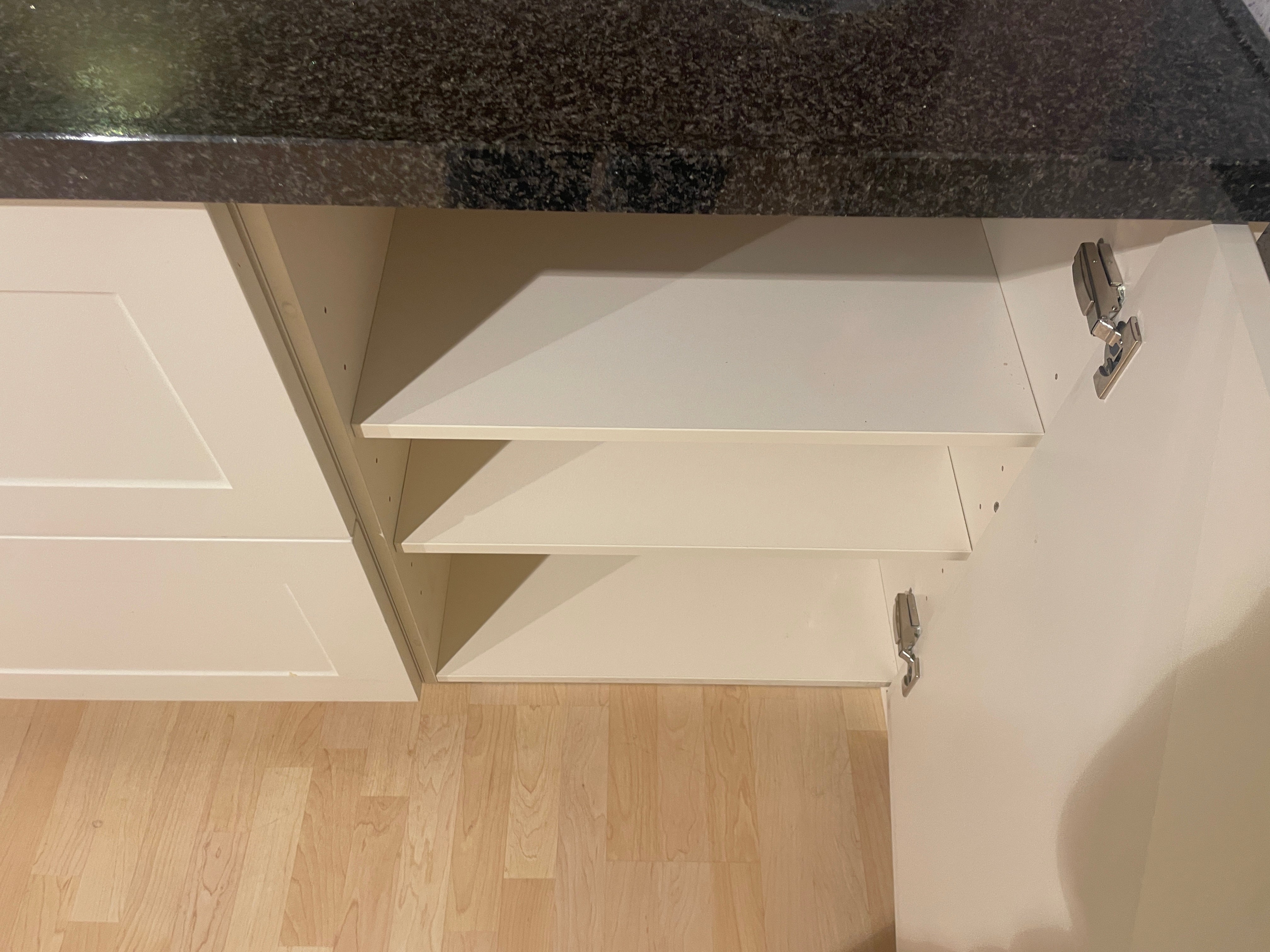 05205 - Landelijke keuken met ingebouwde kastenwand