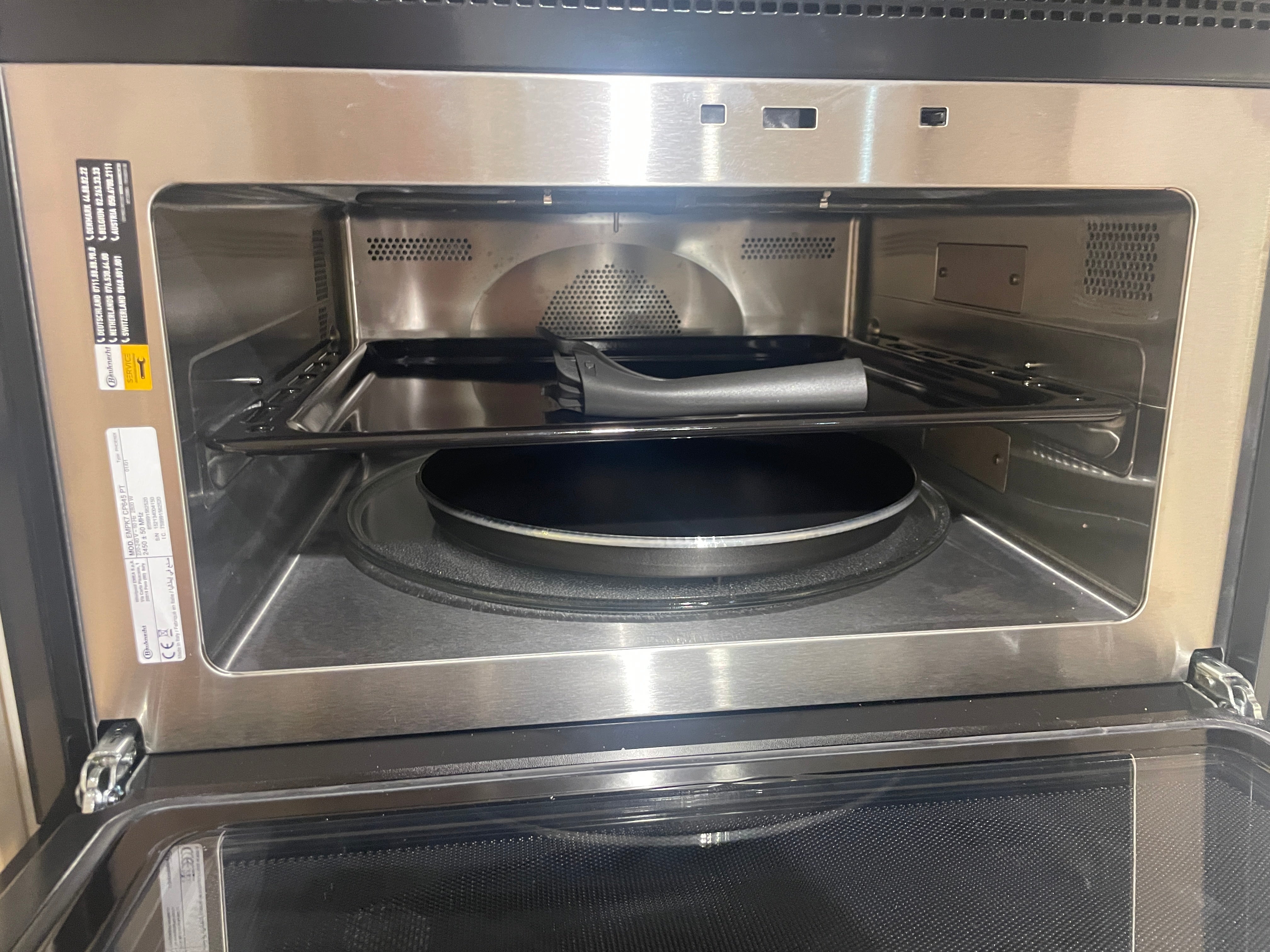 05205 - Landelijke keuken met ingebouwde kastenwand