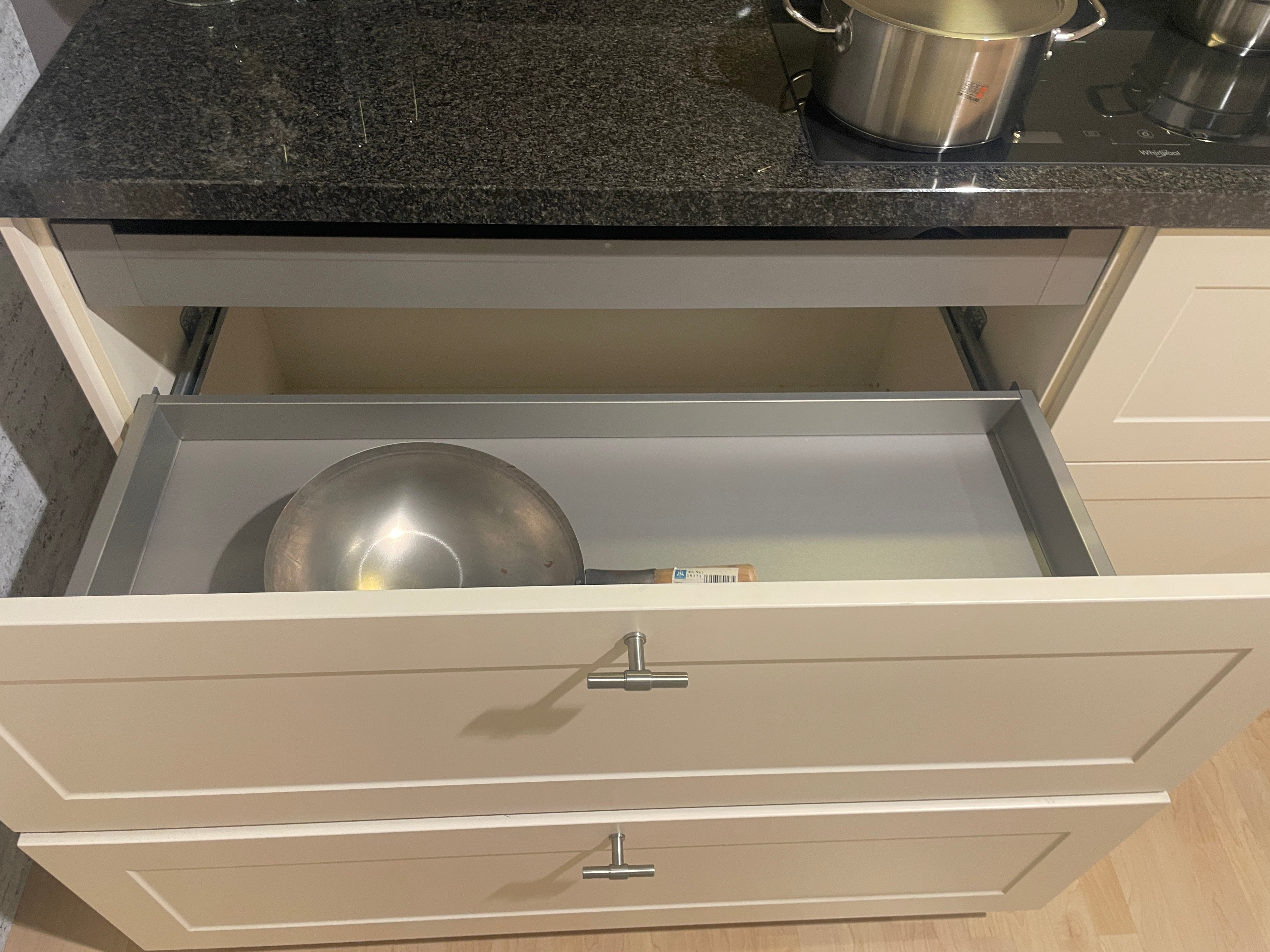 05205 - Landelijke keuken met ingebouwde kastenwand