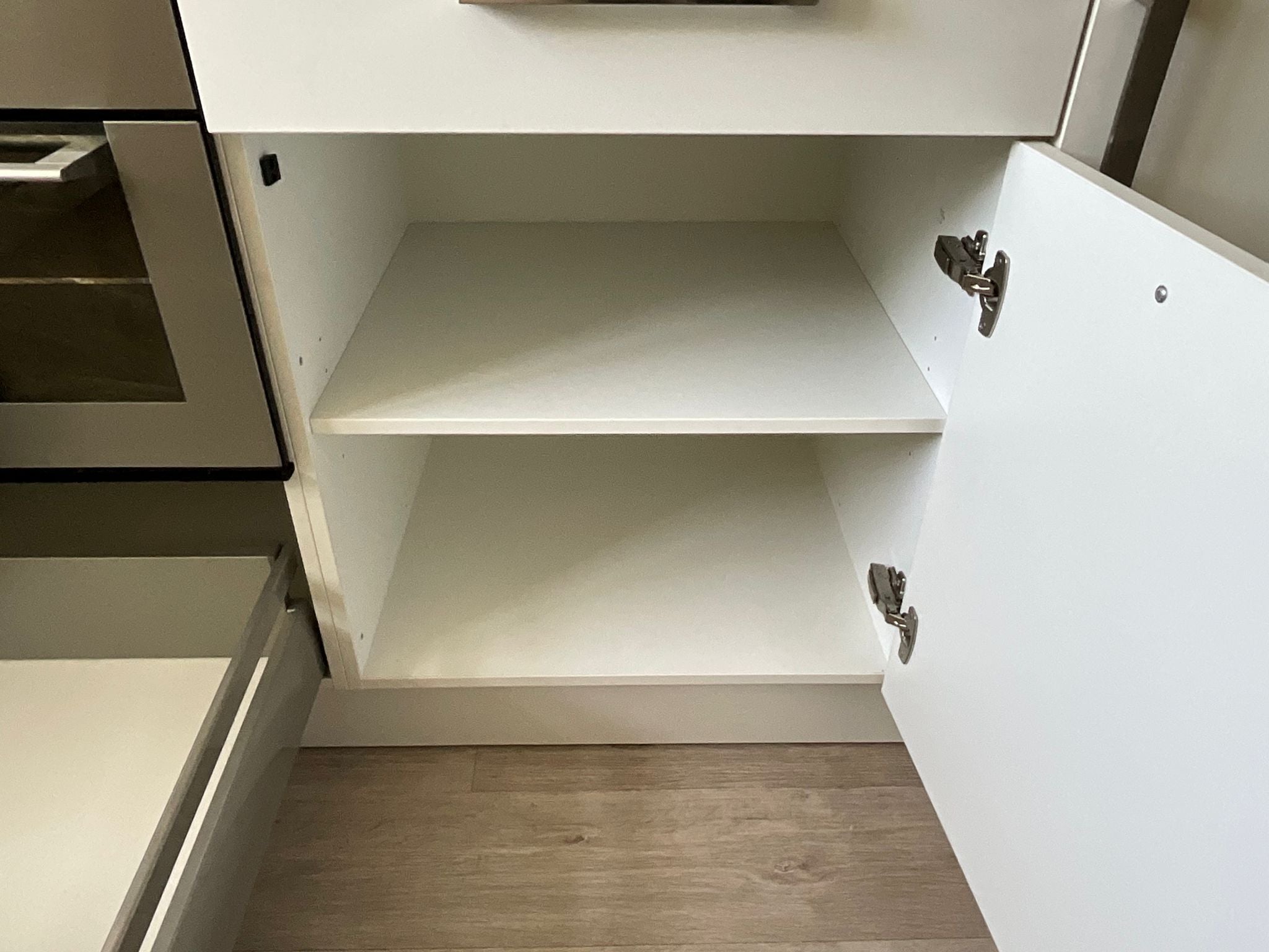 05239 - Witte hoekkeuken