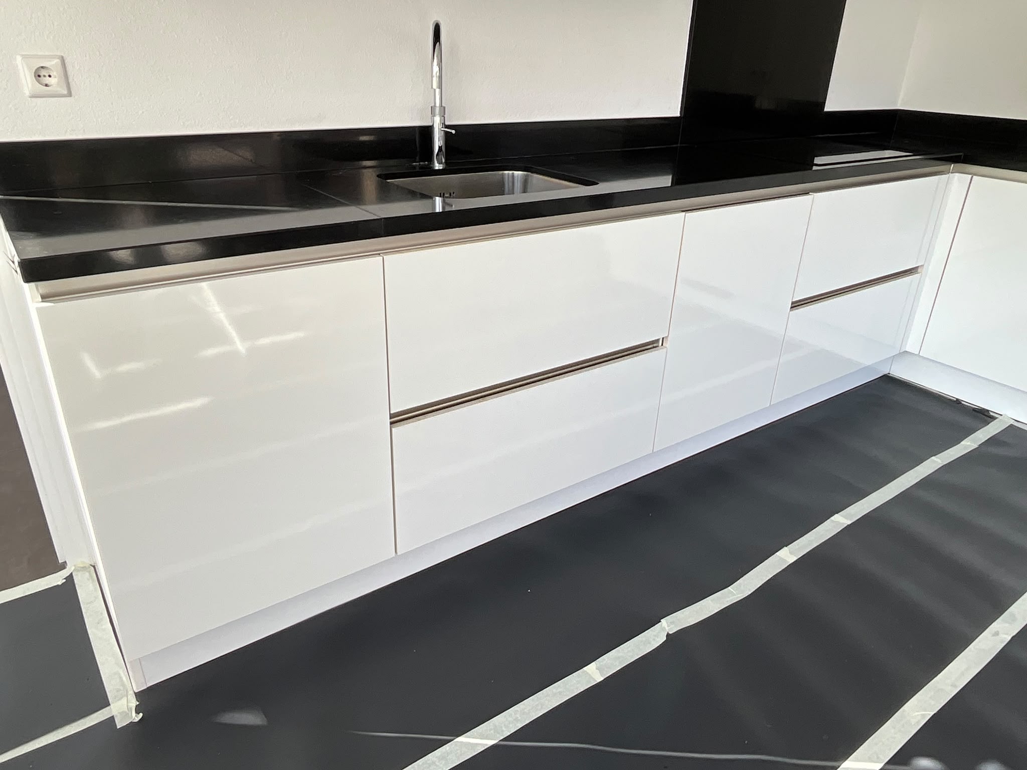 04923 - Hoogglans witte hoekkeuken