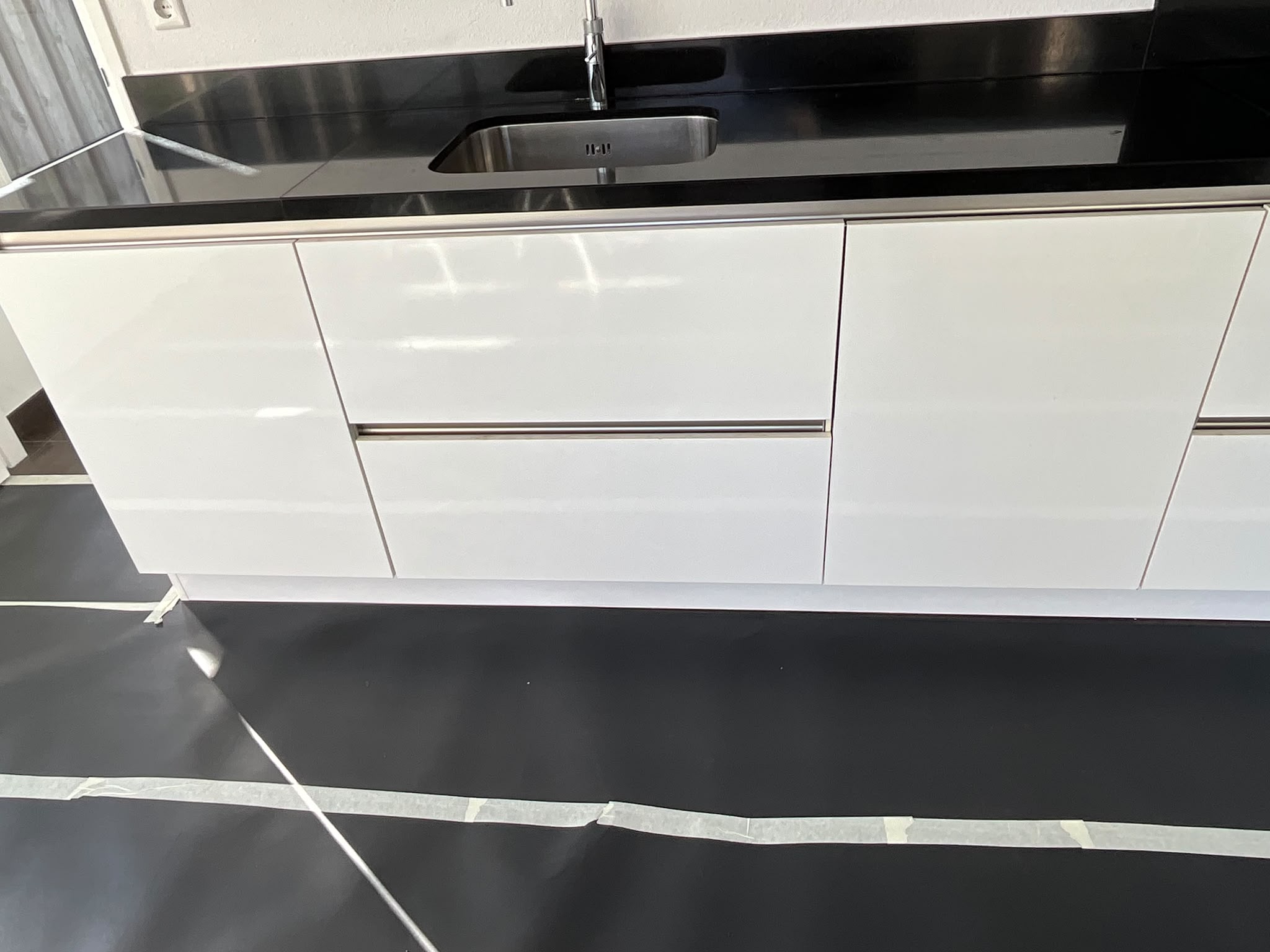 04923 - Hoogglans witte hoekkeuken