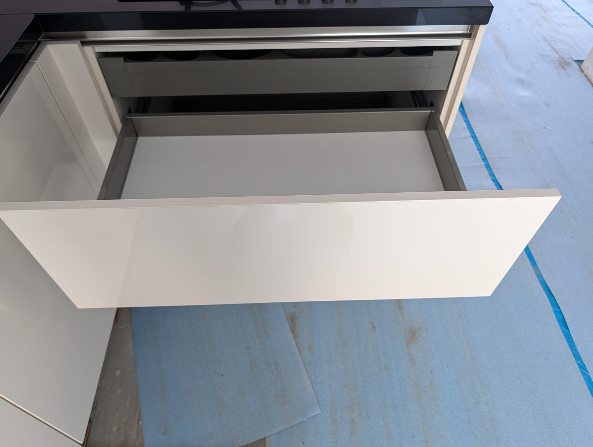04707 - Moderne hoekkeuken met kastenwand