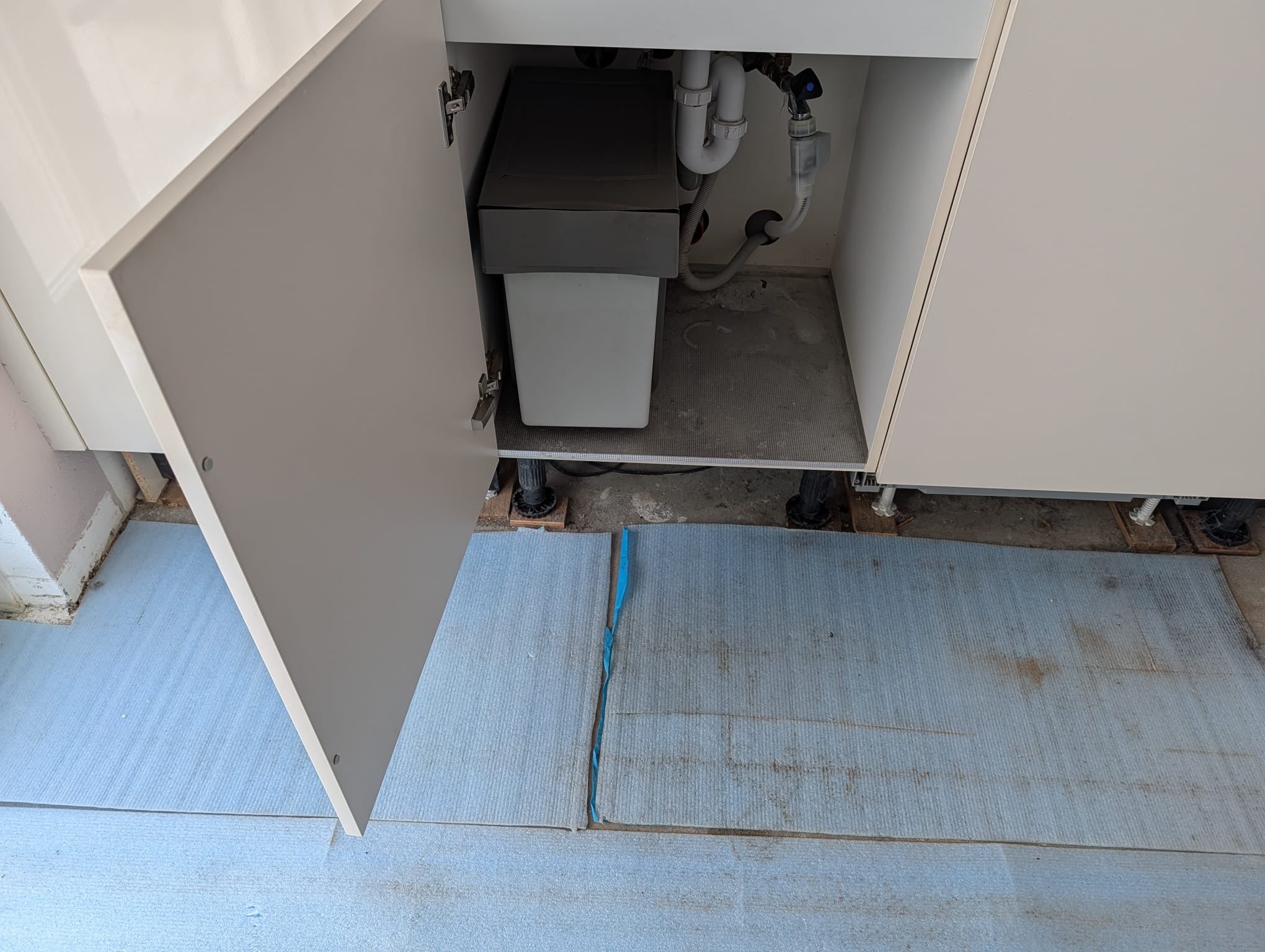 04707 - Moderne hoekkeuken met kastenwand