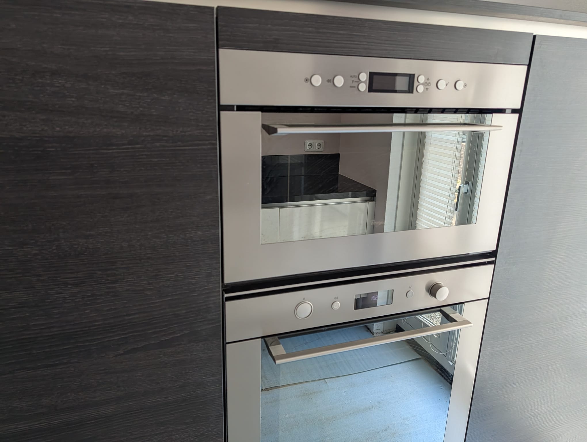 04707 - Moderne hoekkeuken met kastenwand