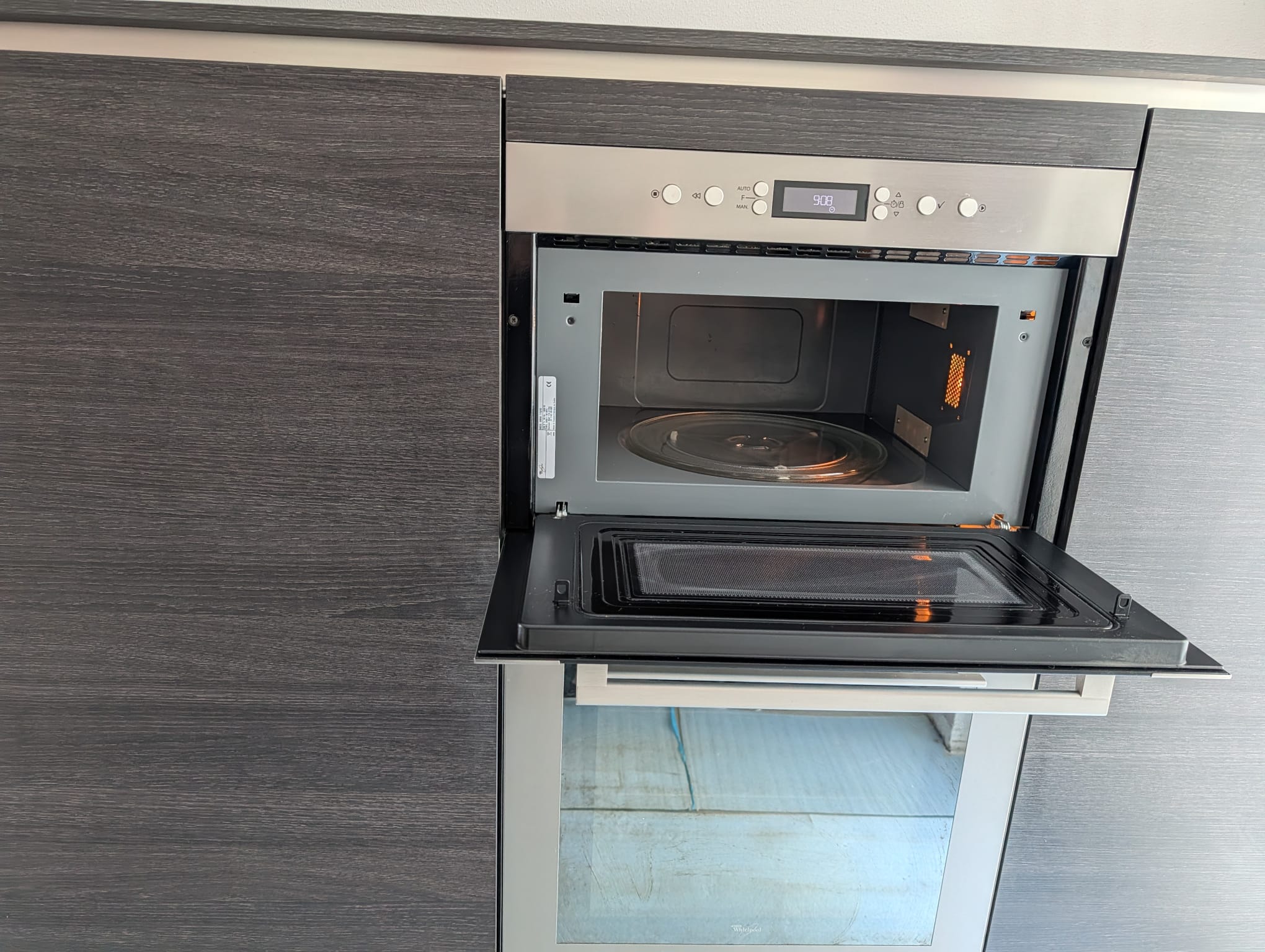 04707 - Moderne hoekkeuken met kastenwand