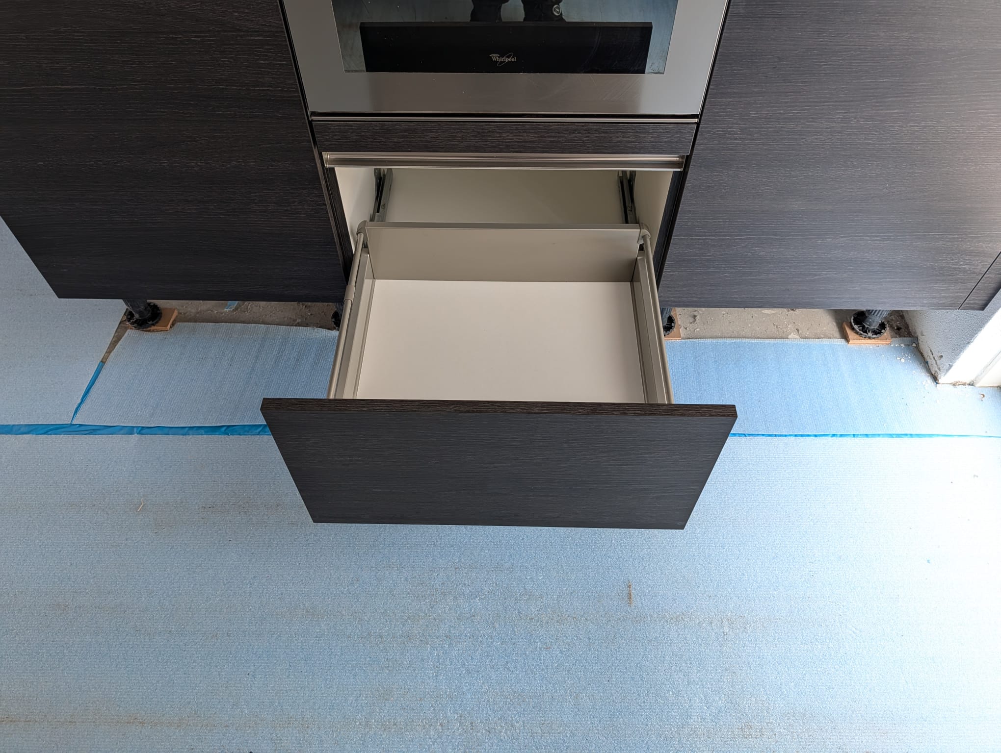 04707 - Moderne hoekkeuken met kastenwand