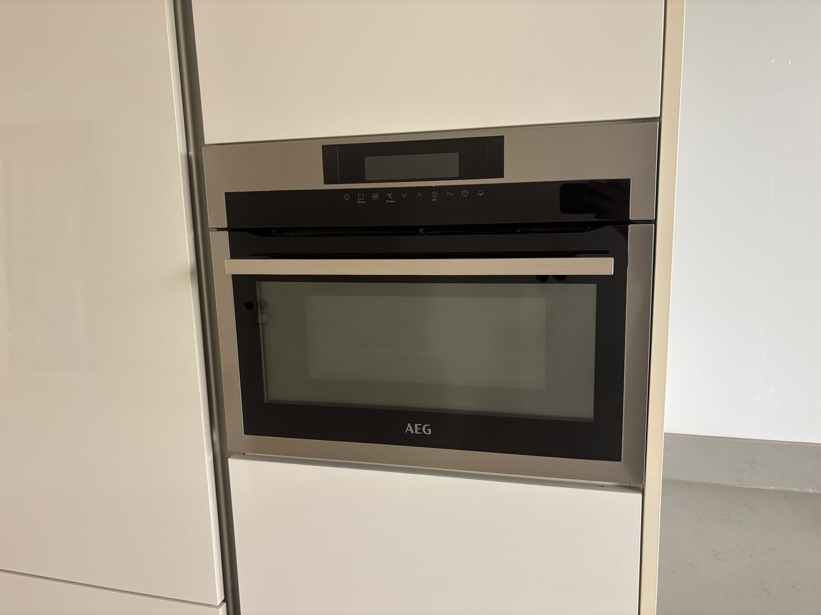 05047 - Moderne hoogglans witte hoekkeuken