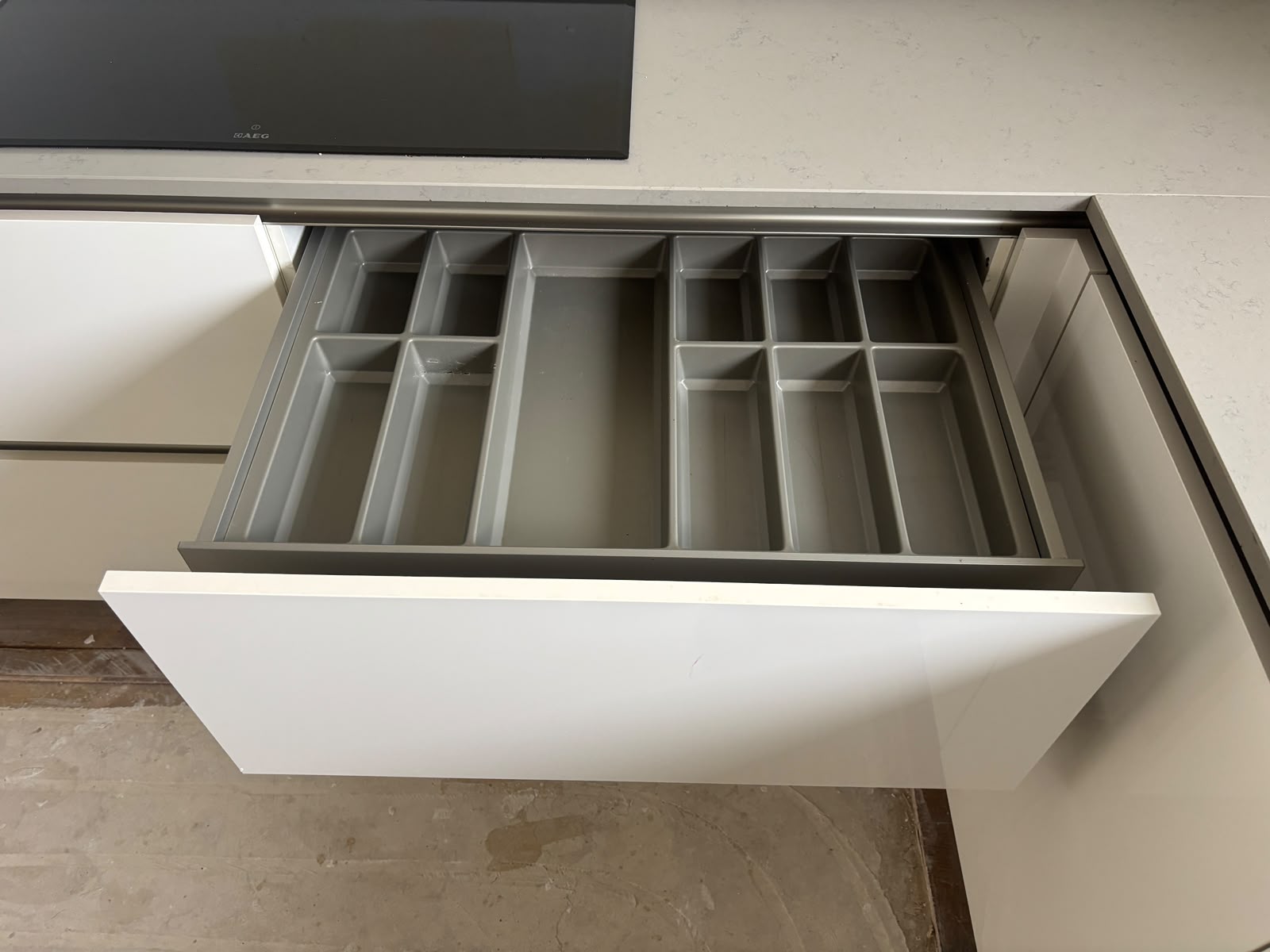 05047 - Moderne hoogglans witte hoekkeuken