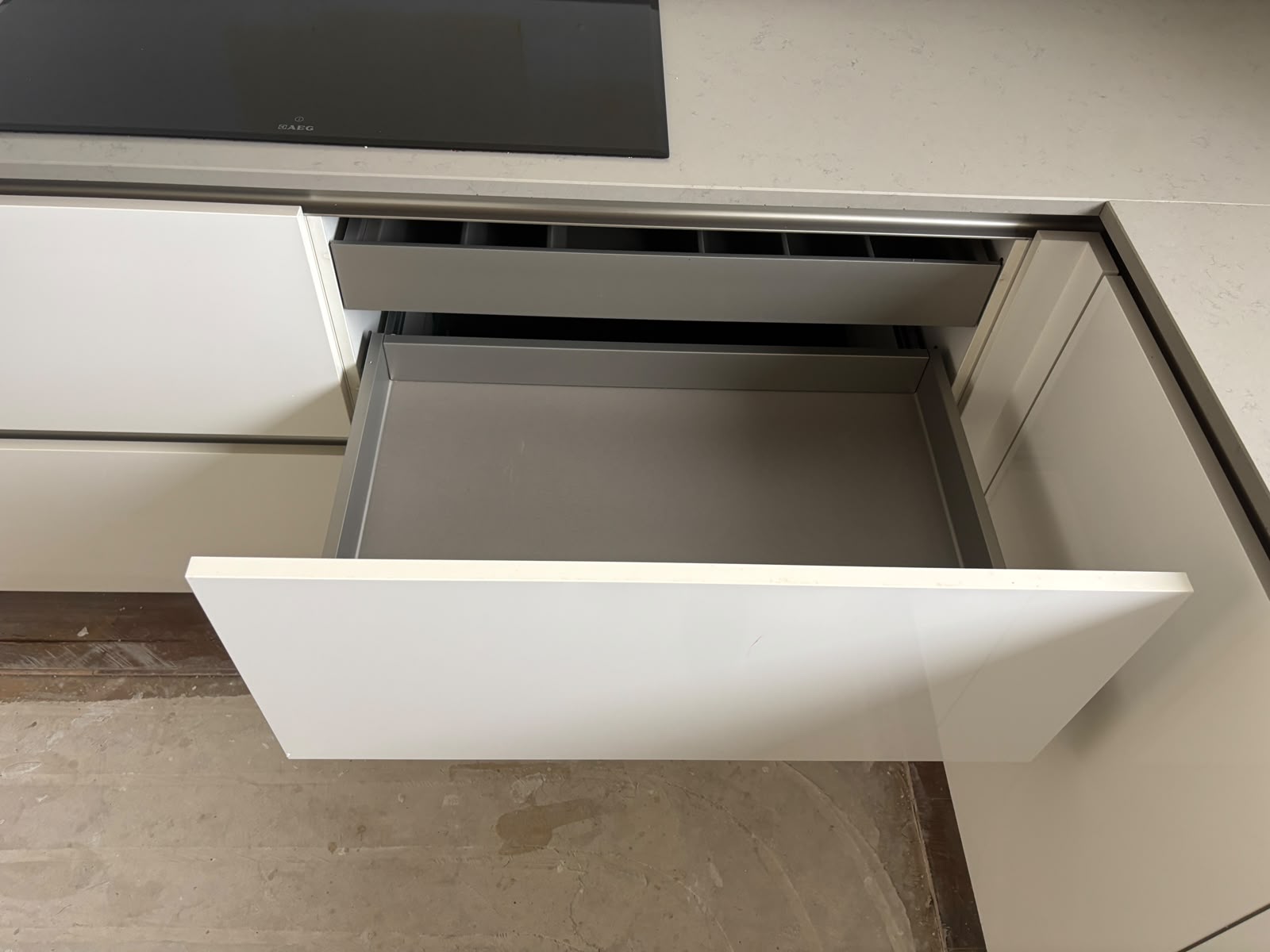 05047 - Moderne hoogglans witte hoekkeuken