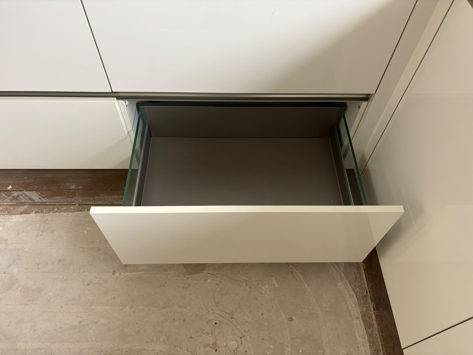 05047 - Moderne hoogglans witte hoekkeuken