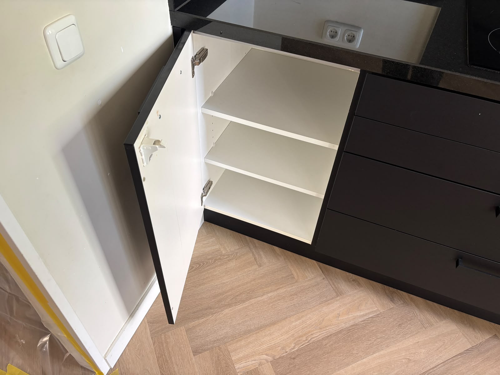 03863 - Zwarte hoekkeuken met kastenwand