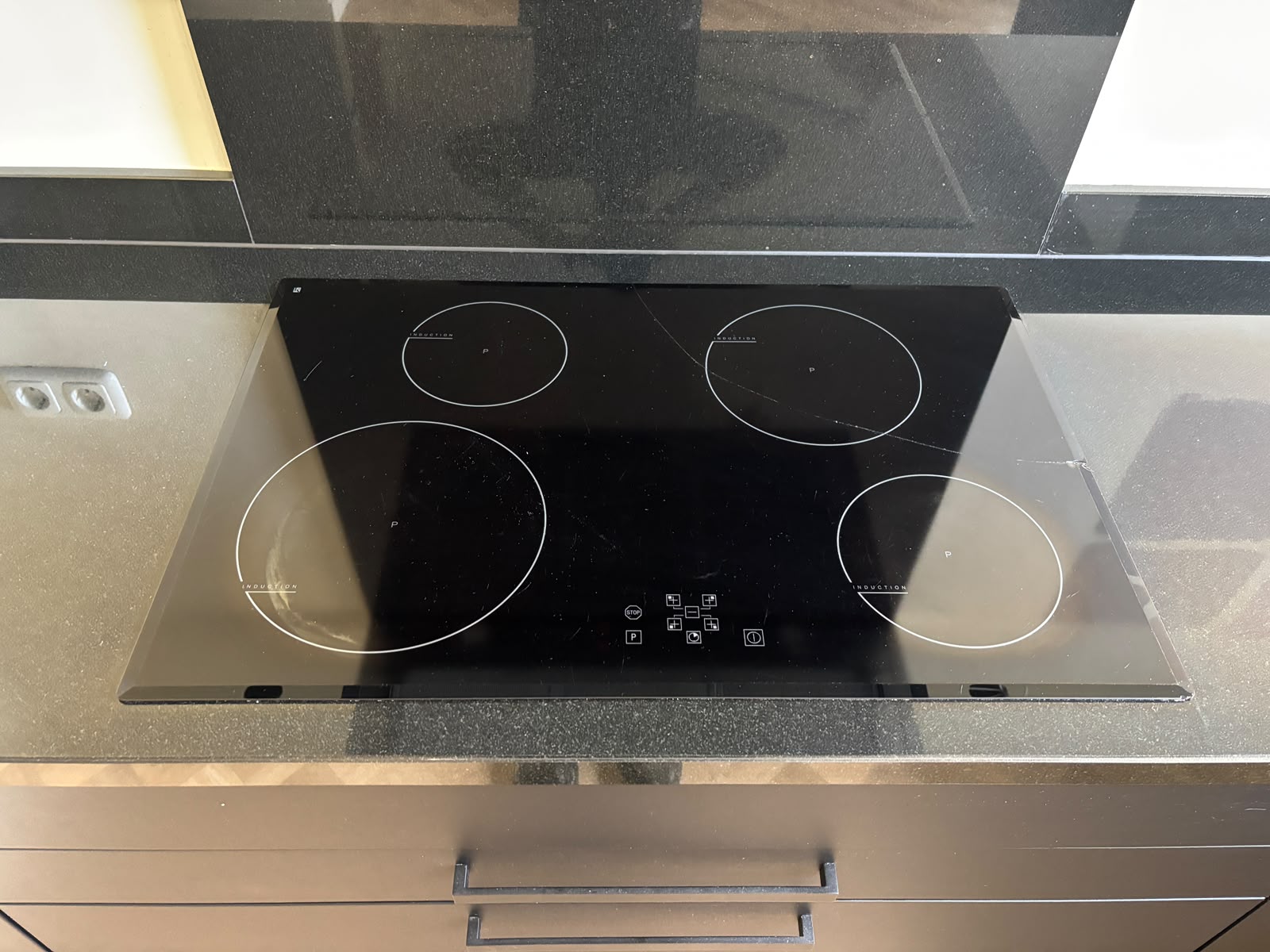 03863 - Zwarte hoekkeuken met kastenwand