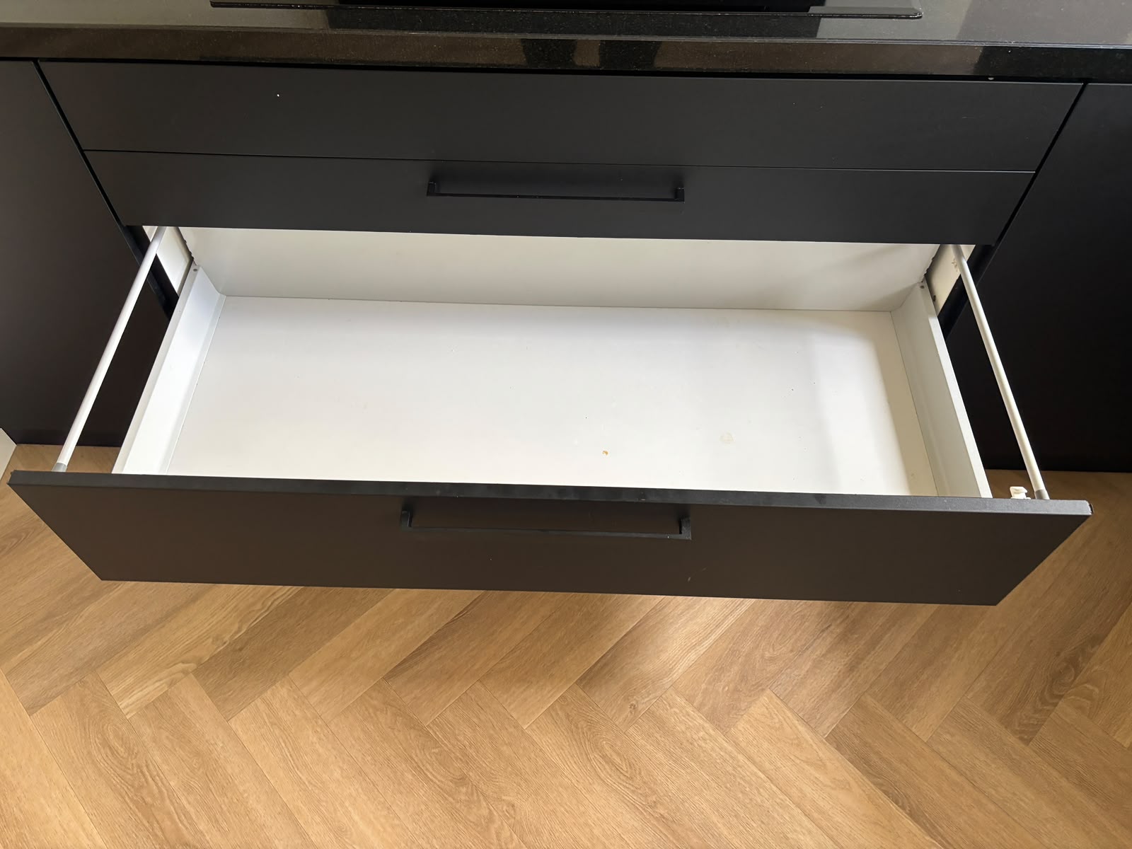 03863 - Zwarte hoekkeuken met kastenwand