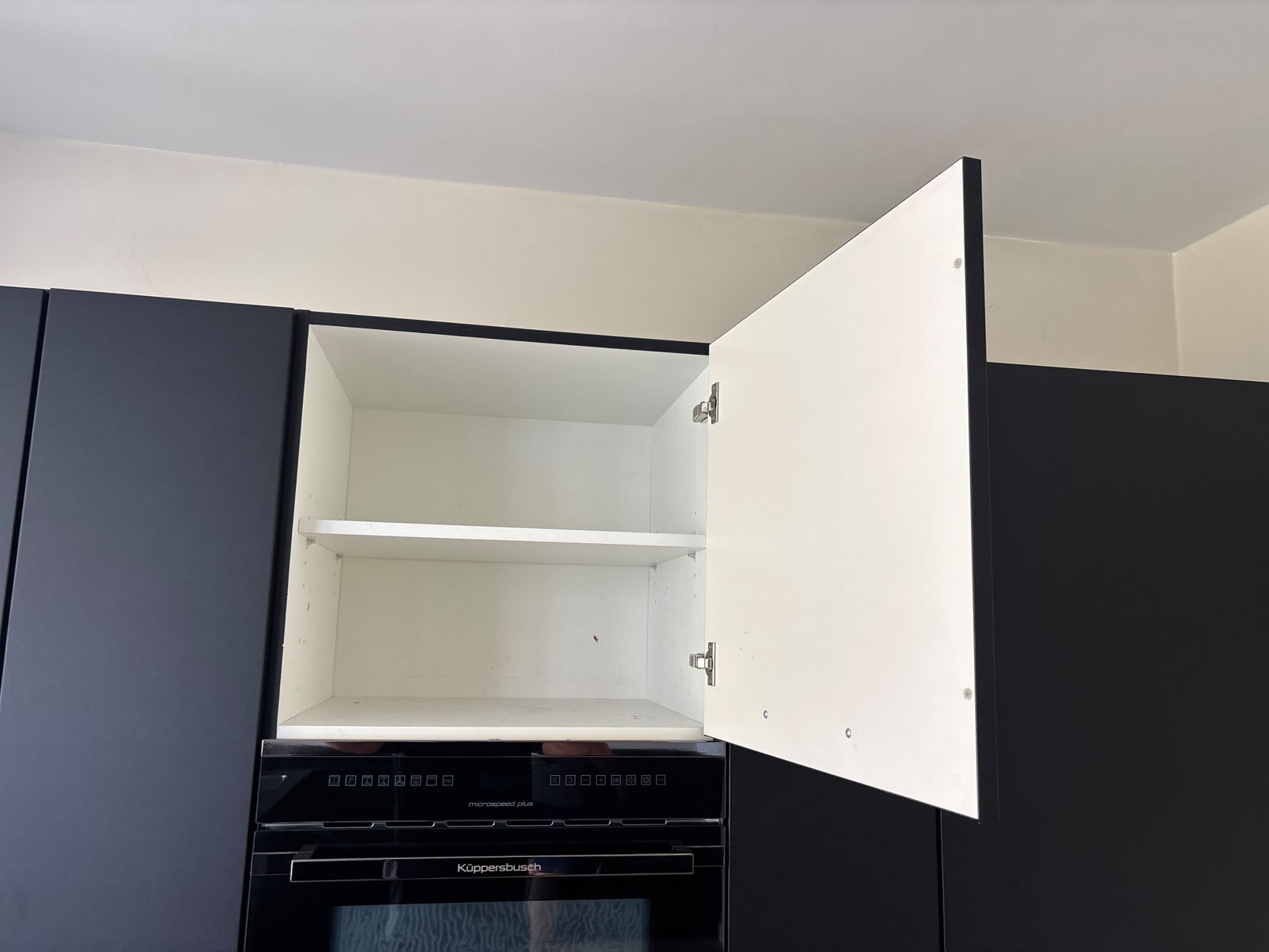 03863 - Zwarte hoekkeuken met kastenwand