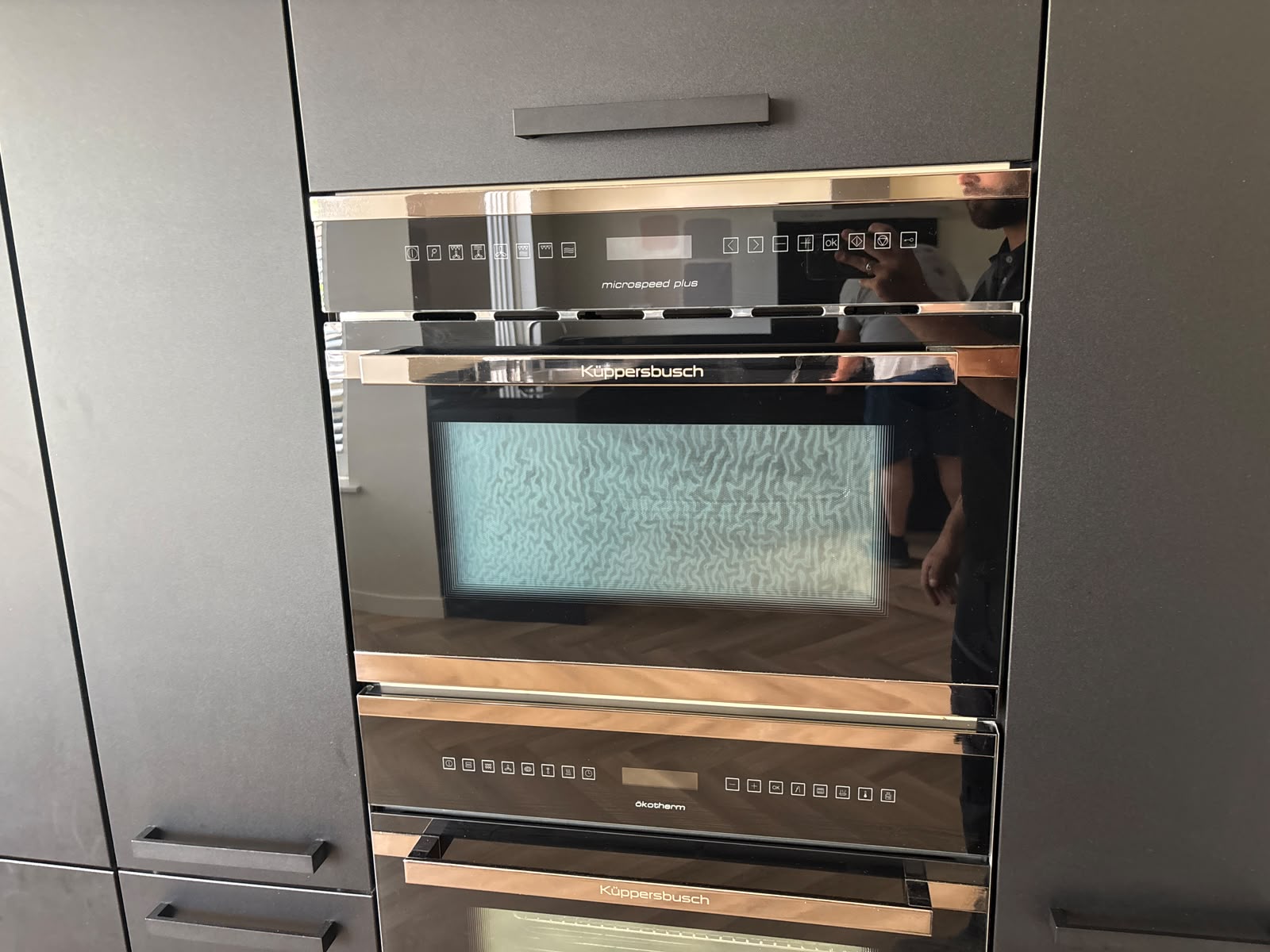 03863 - Zwarte hoekkeuken met kastenwand