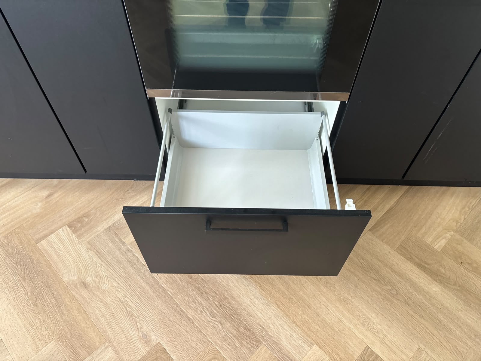 03863 - Zwarte hoekkeuken met kastenwand