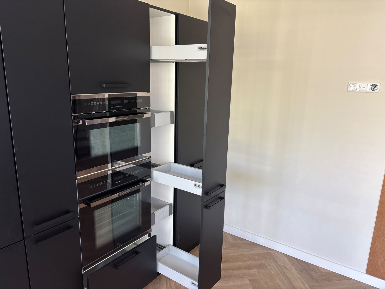 03863 - Zwarte hoekkeuken met kastenwand