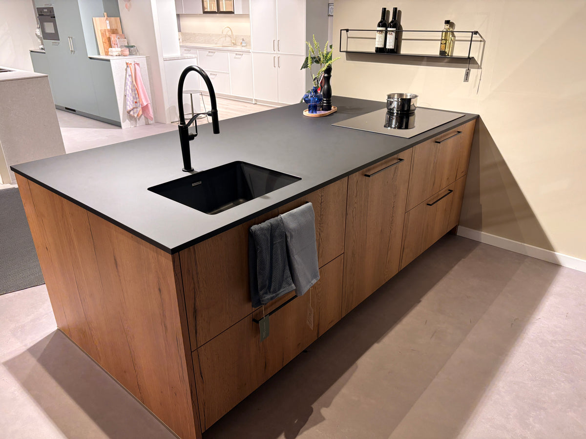 05424 - Zwarte eilandkeuken met houtlook