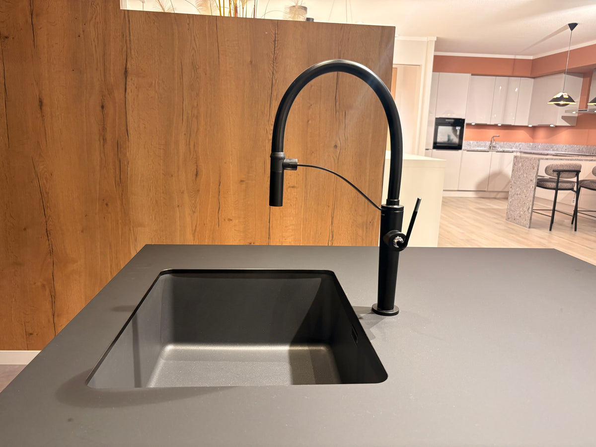 05424 - Zwarte eilandkeuken met houtlook