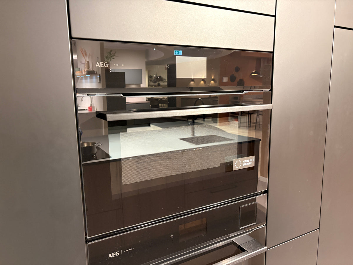 05424 - Zwarte eilandkeuken met houtlook