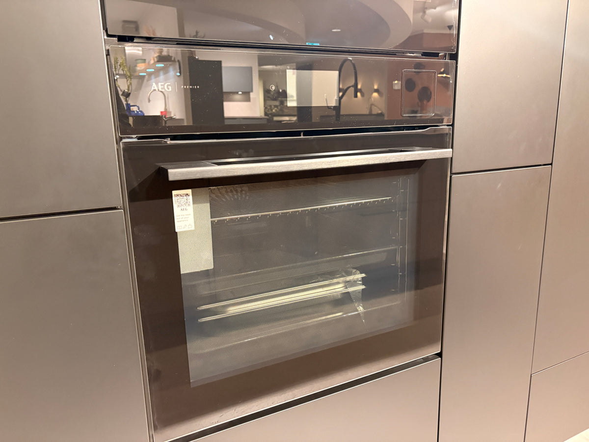 05424 - Zwarte eilandkeuken met houtlook