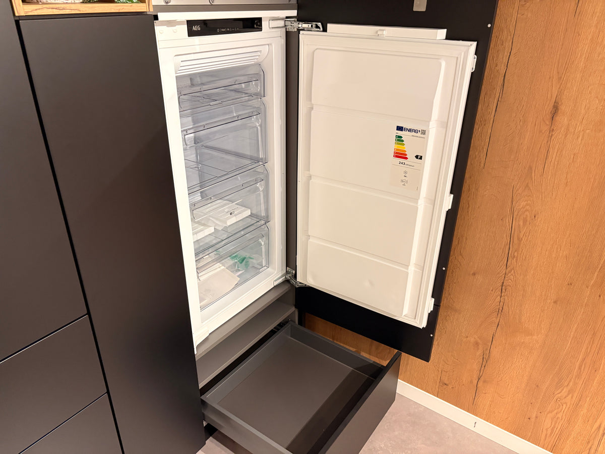 05424 - Zwarte eilandkeuken met houtlook