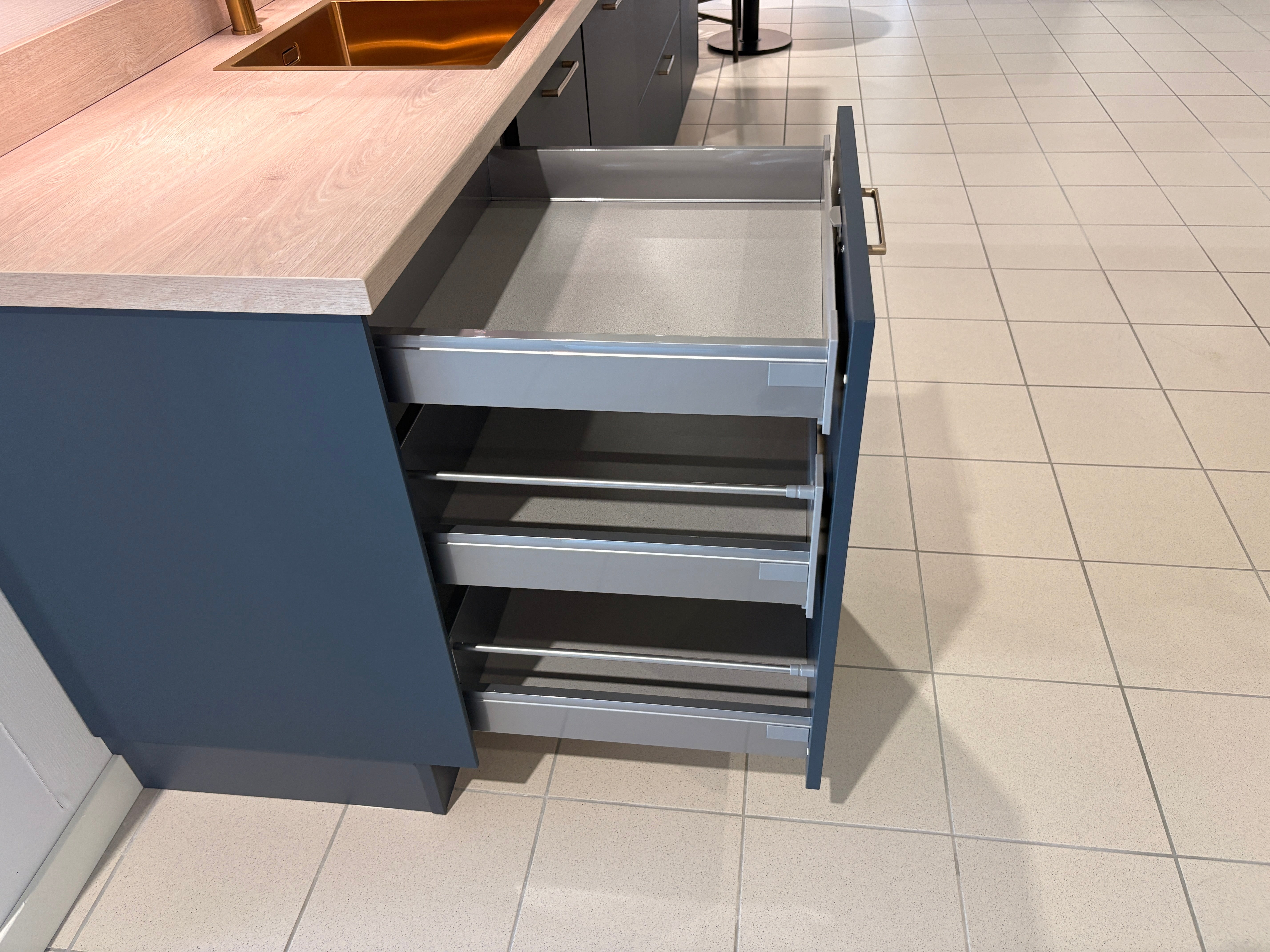 05458 - Marineblauwe Nobilia keuken