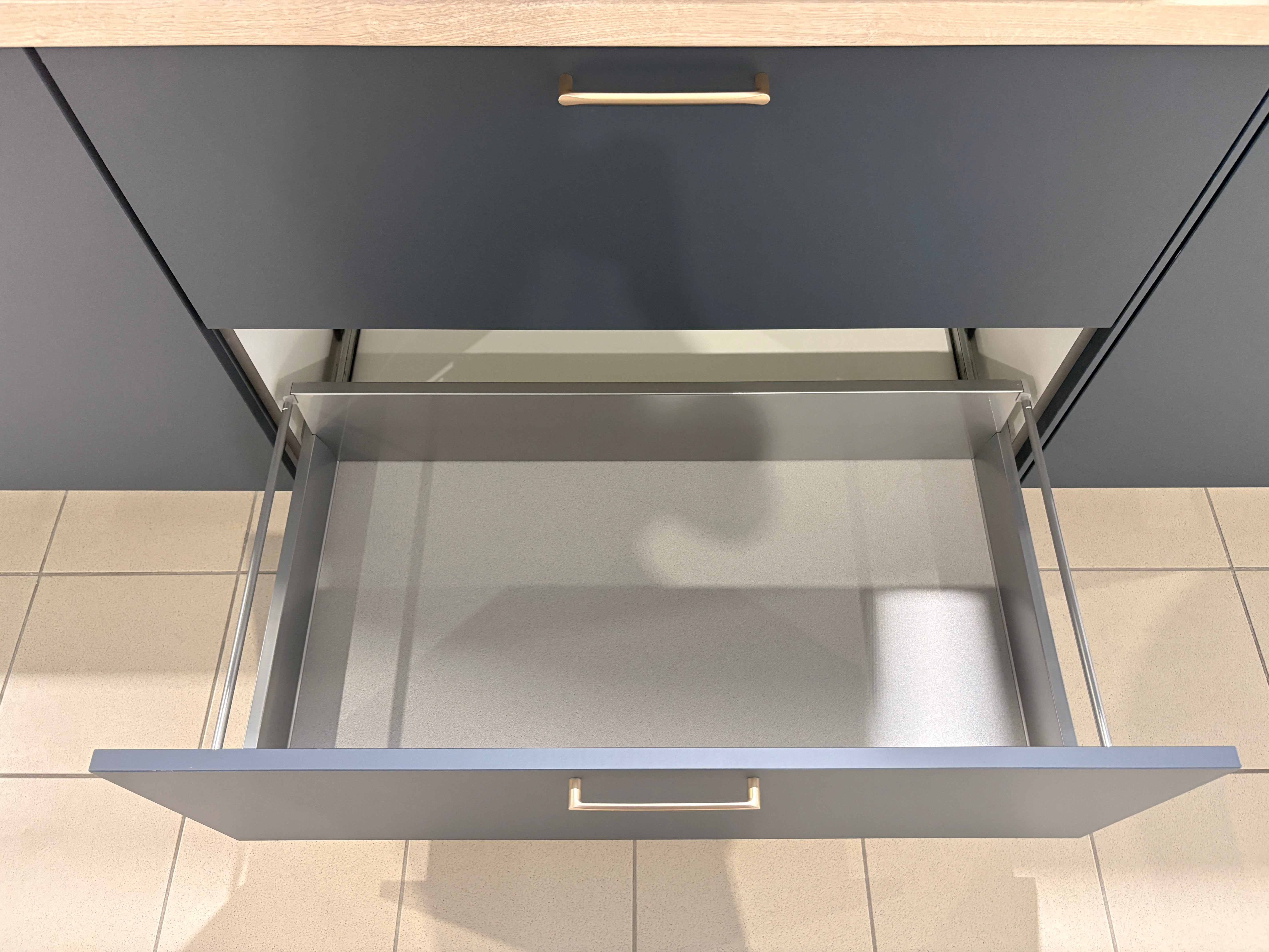 05458 - Marineblauwe Nobilia keuken