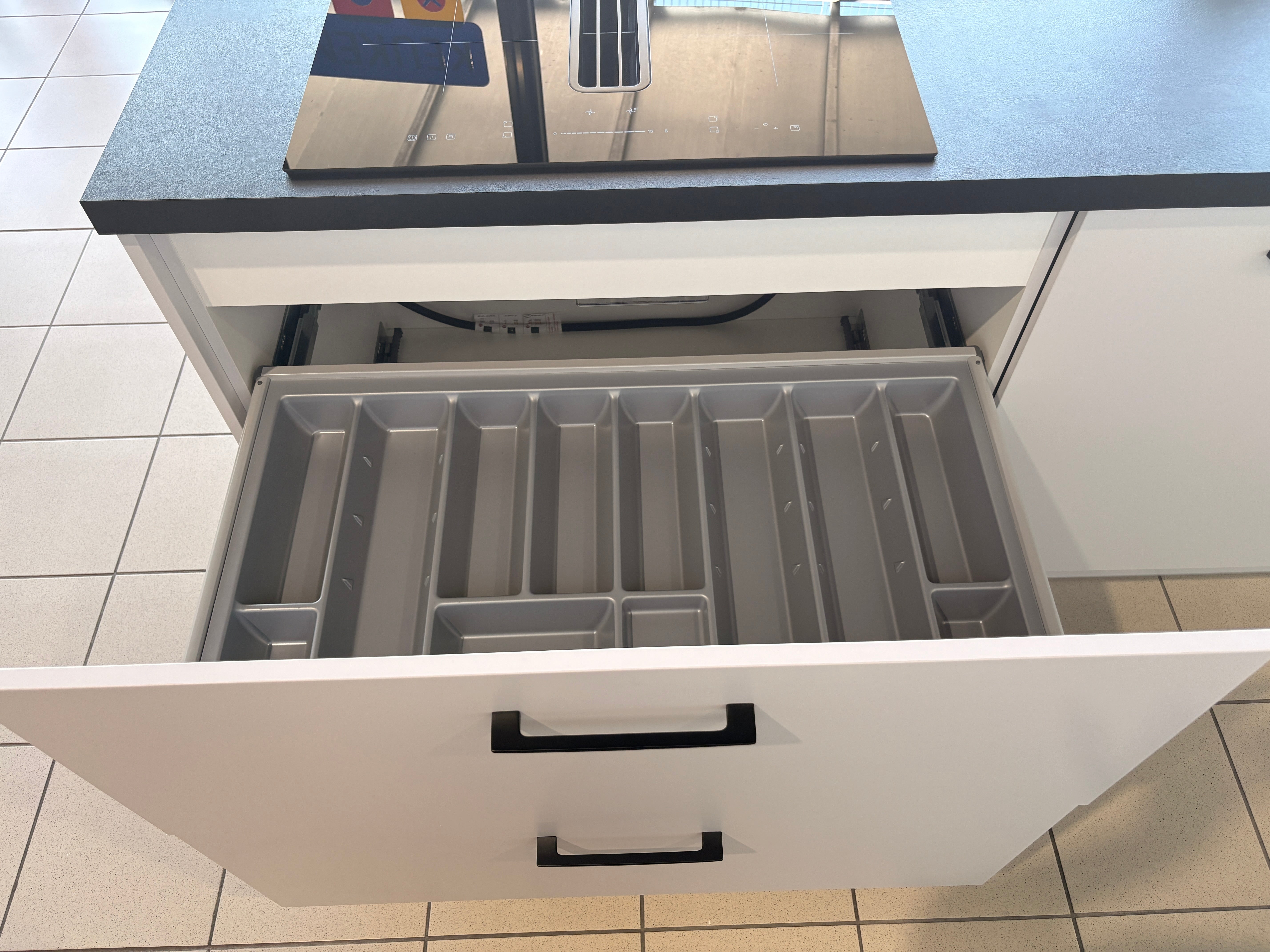 05450 - Impuls eilandkeuken met smalle kastenwand