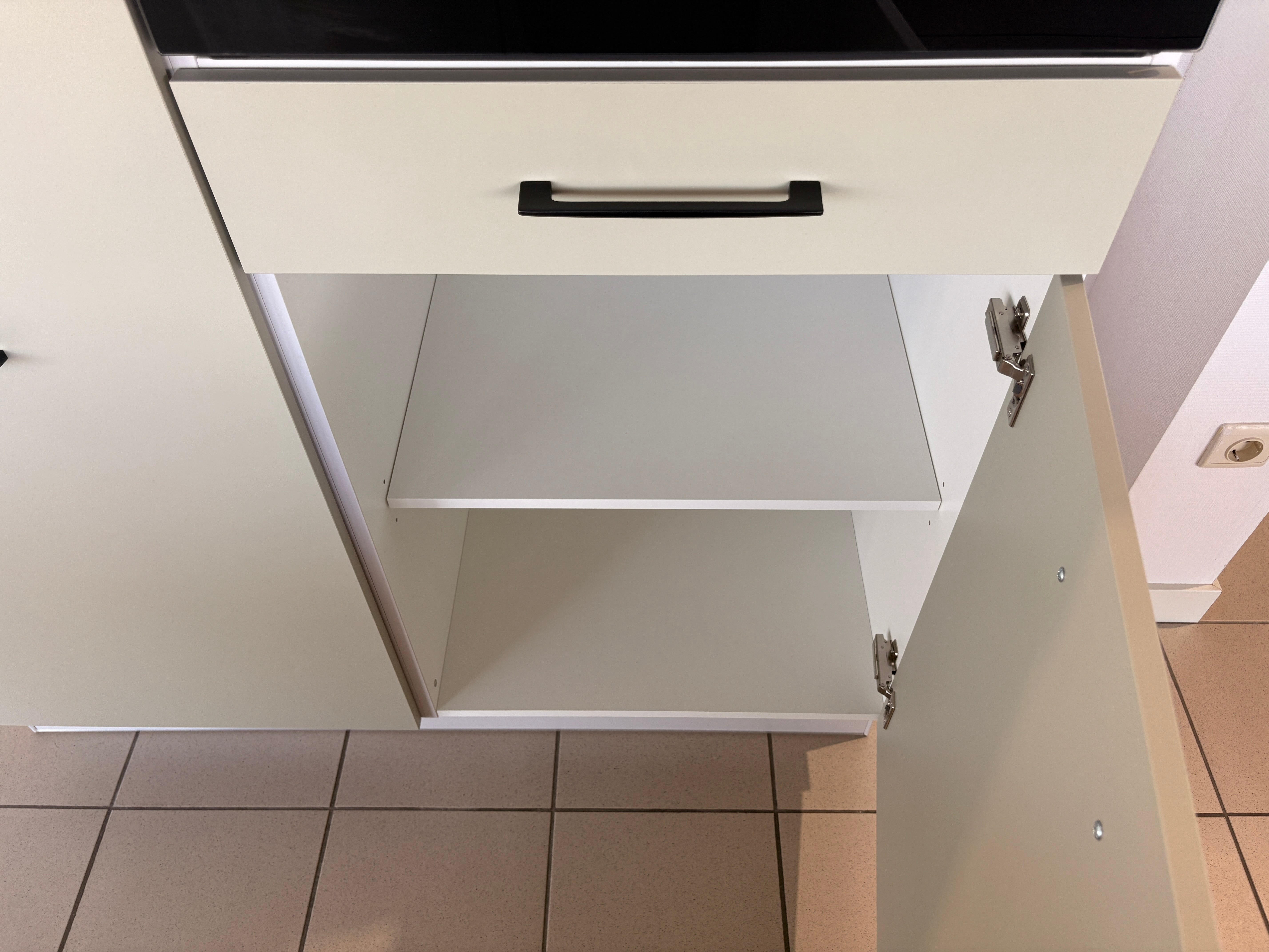 05450 - Impuls eilandkeuken met smalle kastenwand