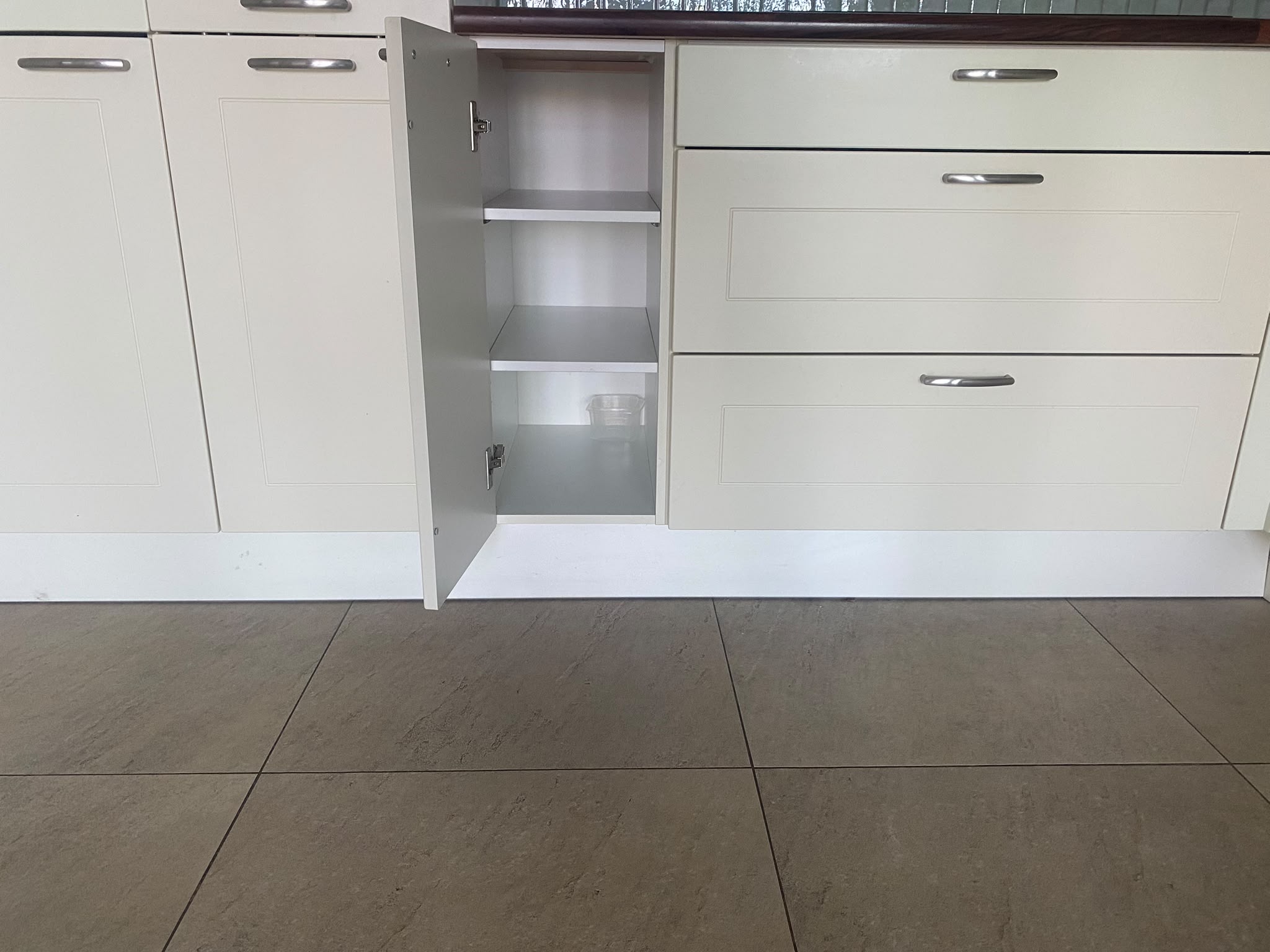 05131 - Witte hoekkeuken