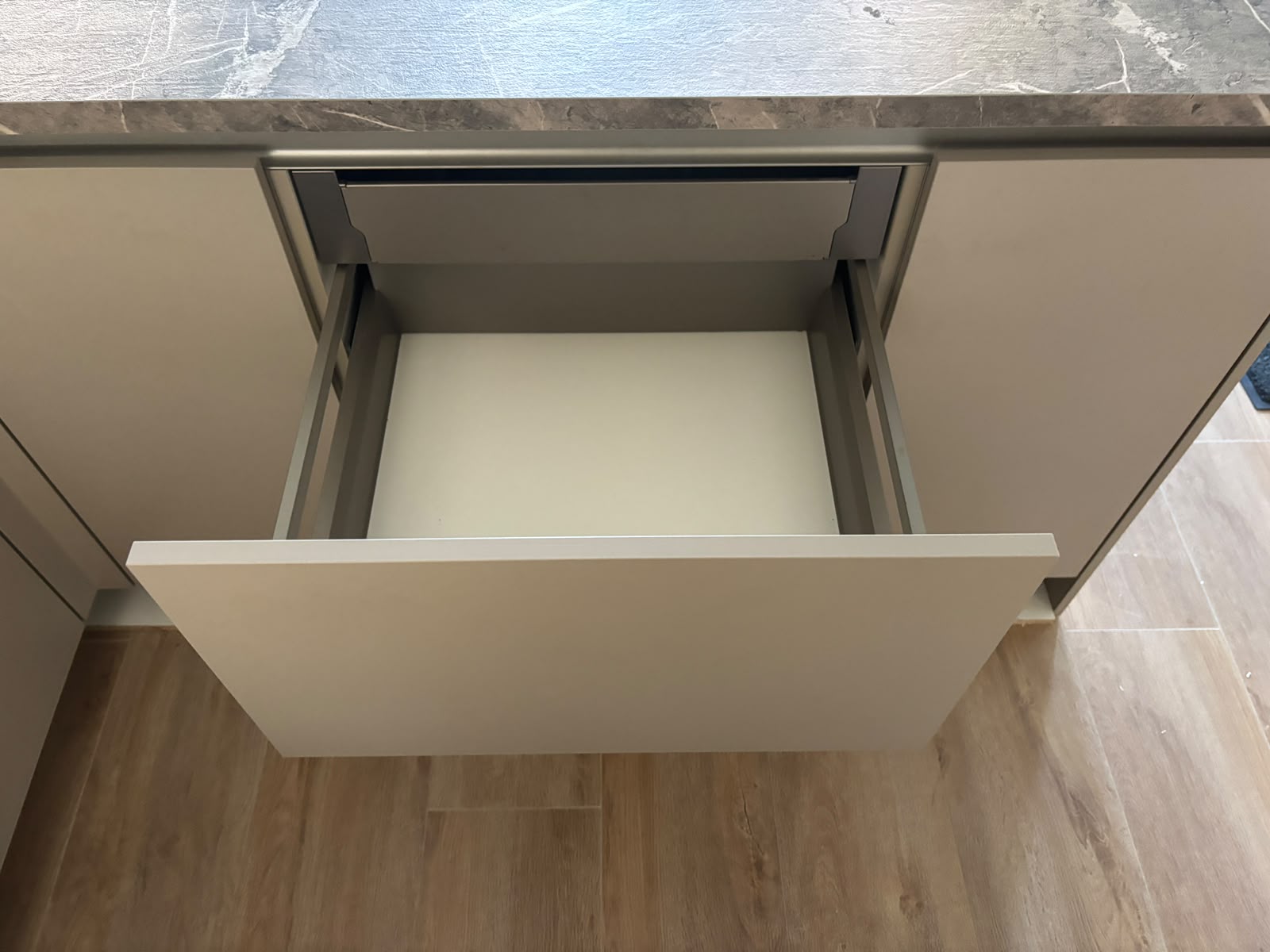 05404 - Moderne schiereiland keuken