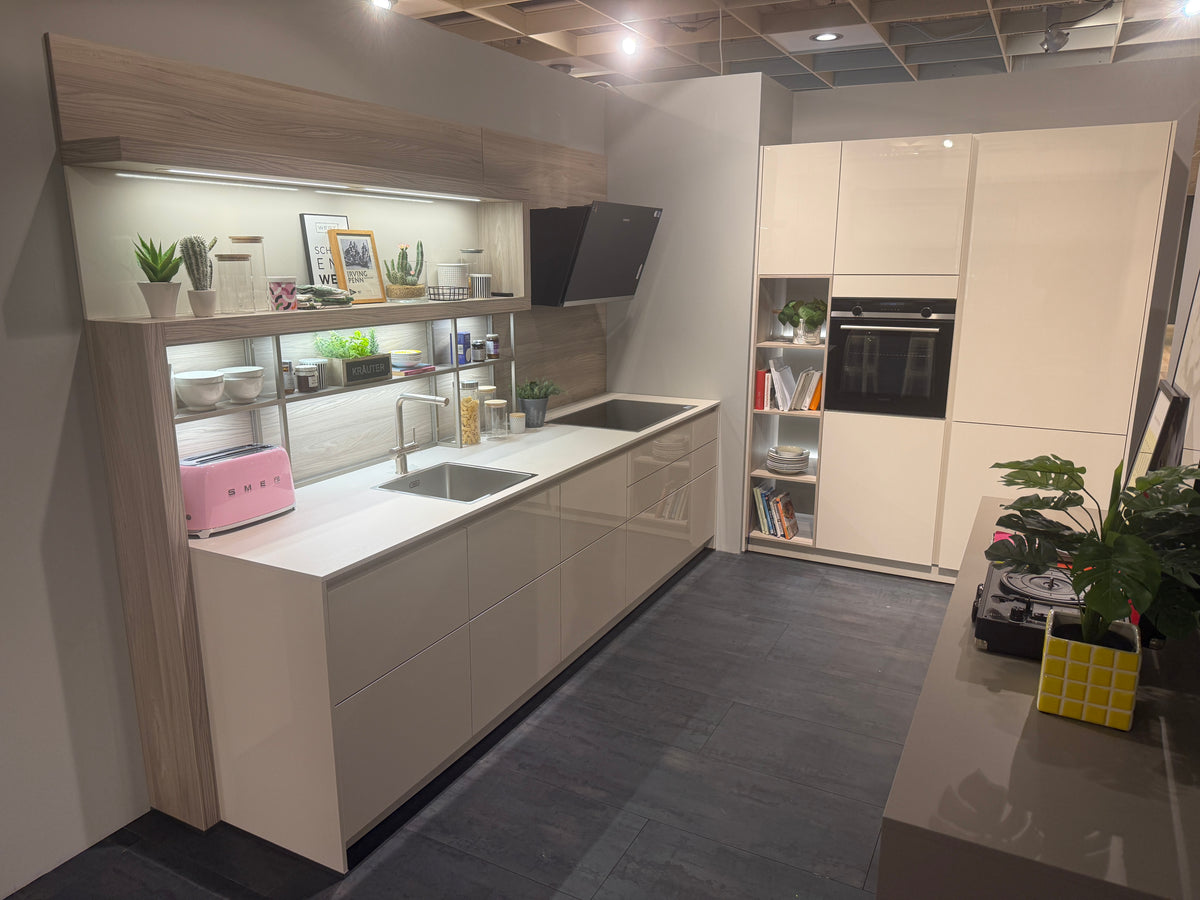 05763 - Schelpenwitte keuken met kastenwand