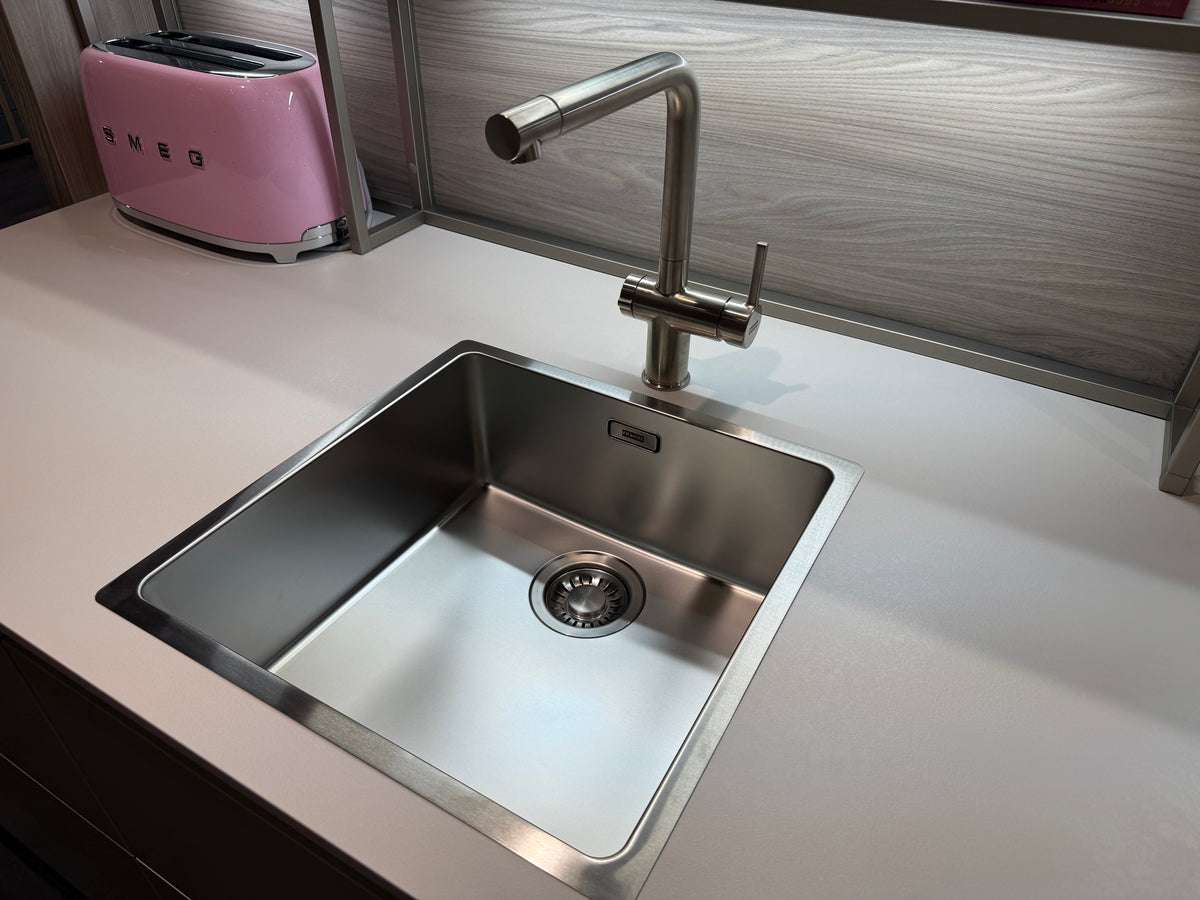 05763 - Schelpenwitte keuken met kastenwand