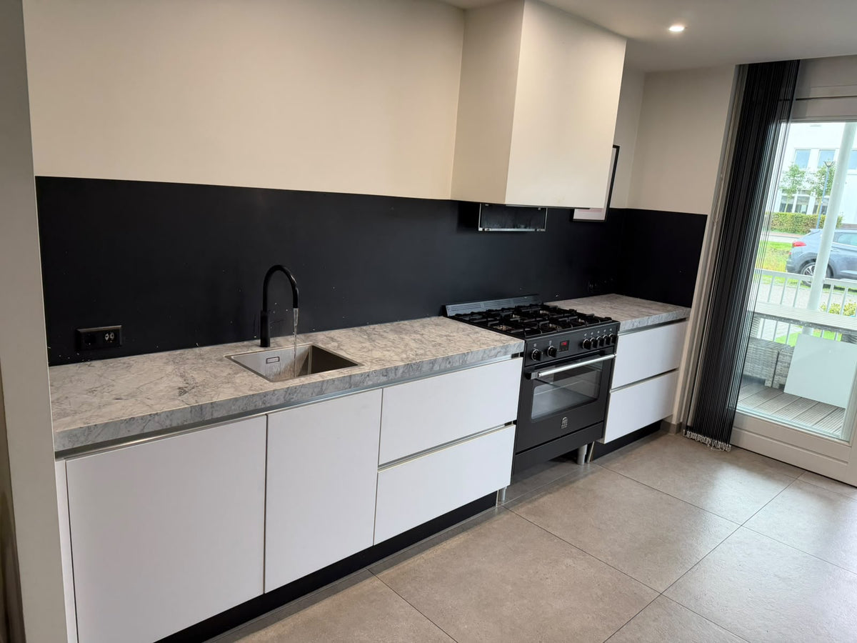 05706 - Witte keuken met zwarte kastenwand