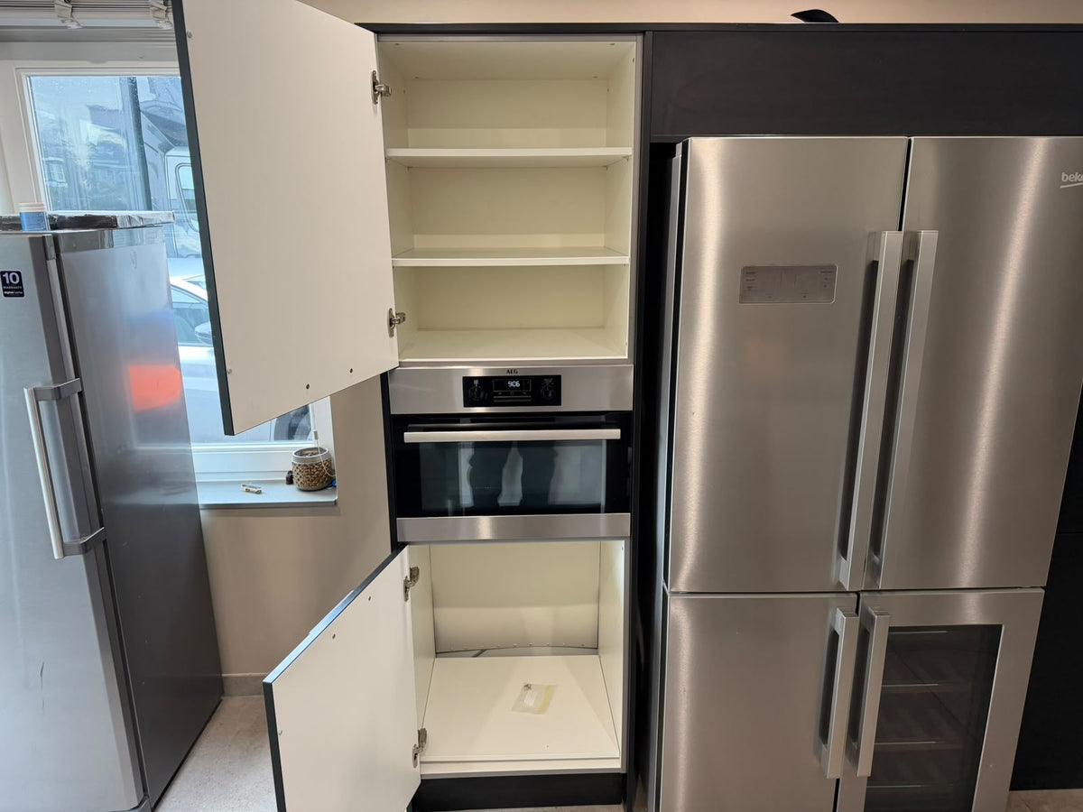 05706 - Witte keuken met zwarte kastenwand