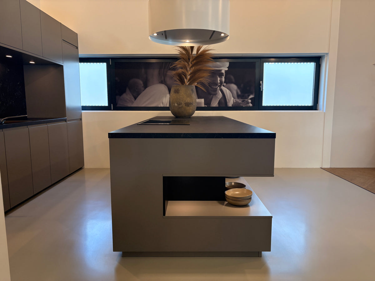 06013 - Terragrijze schiereiland keuken