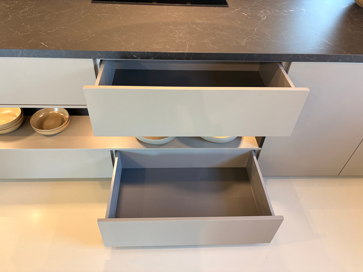 06013 - Terragrijze schiereiland keuken
