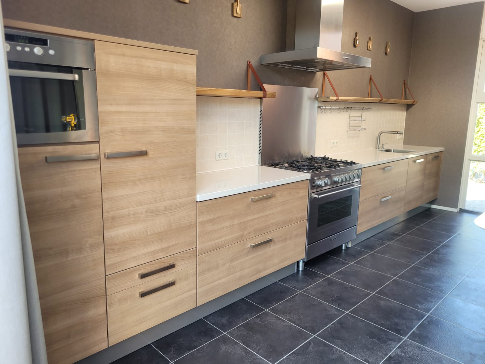 Rechte tweedehands keuken met houtkleur inclusief oven, magnetron en gasplaat met afzuigkap