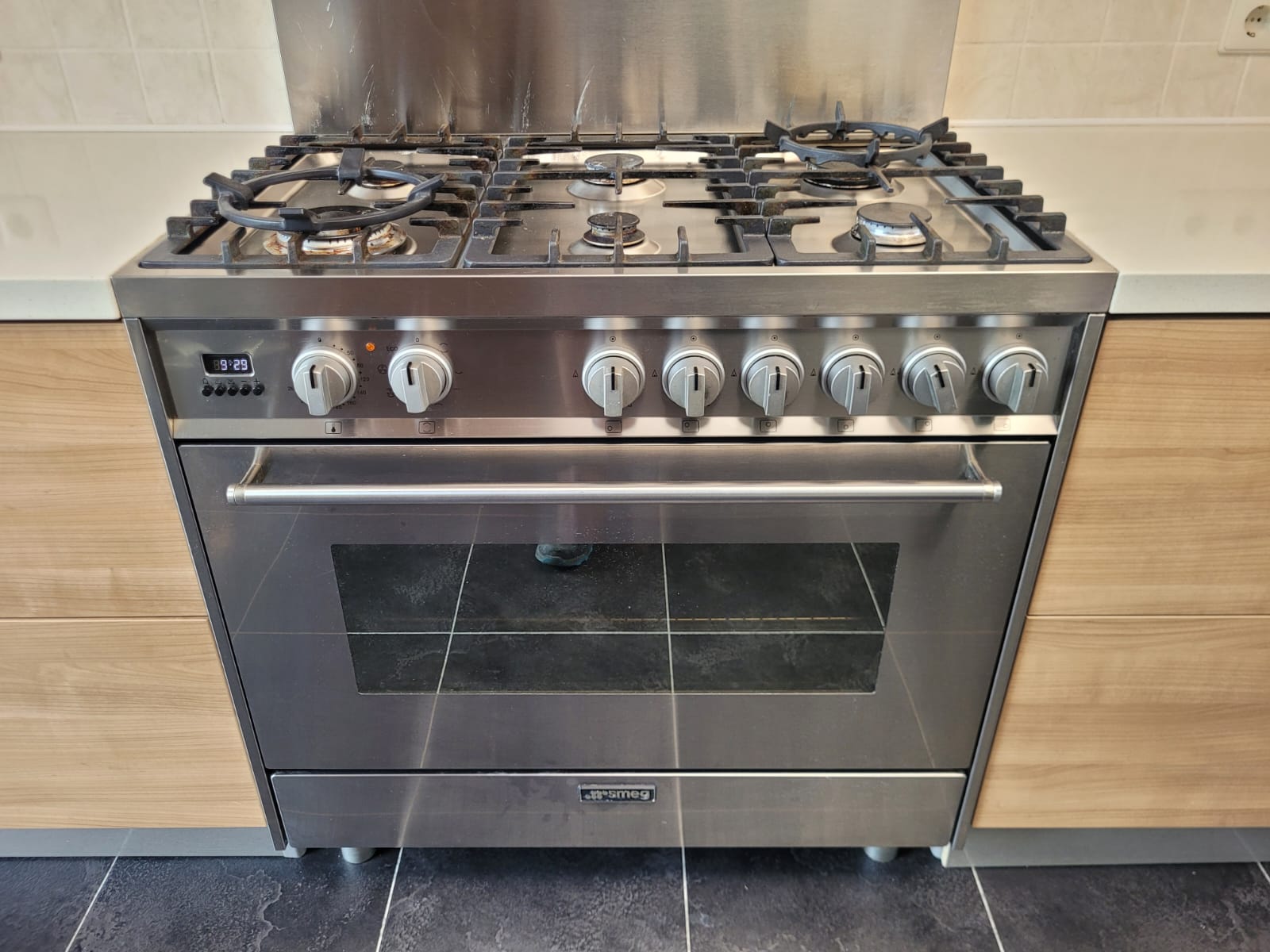 Rechte tweedehands keuken met houtkleur inclusief oven van SMEG, magnetron en gasplaat met afzuigkap