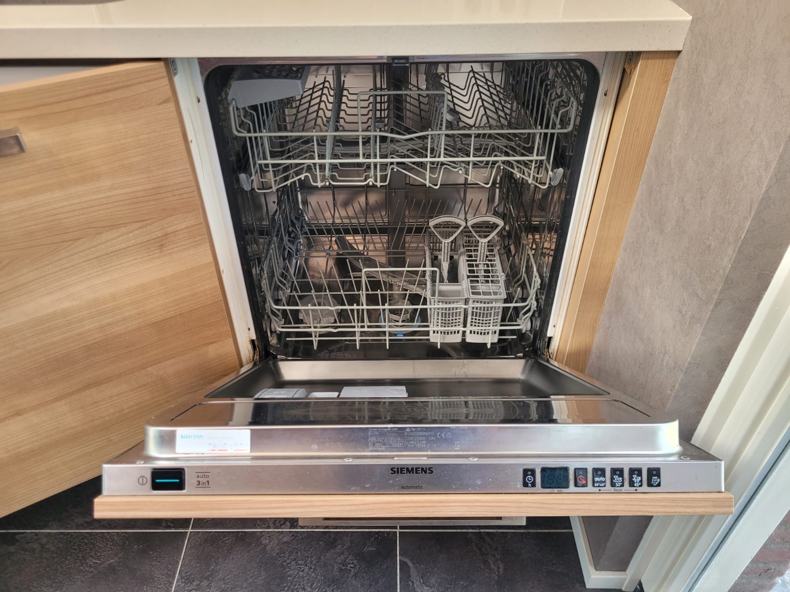 Rechte tweedehands keuken met houtkleur inclusief oven, magnetron en gasplaat met afzuigkap en vaatwasser van Siemens