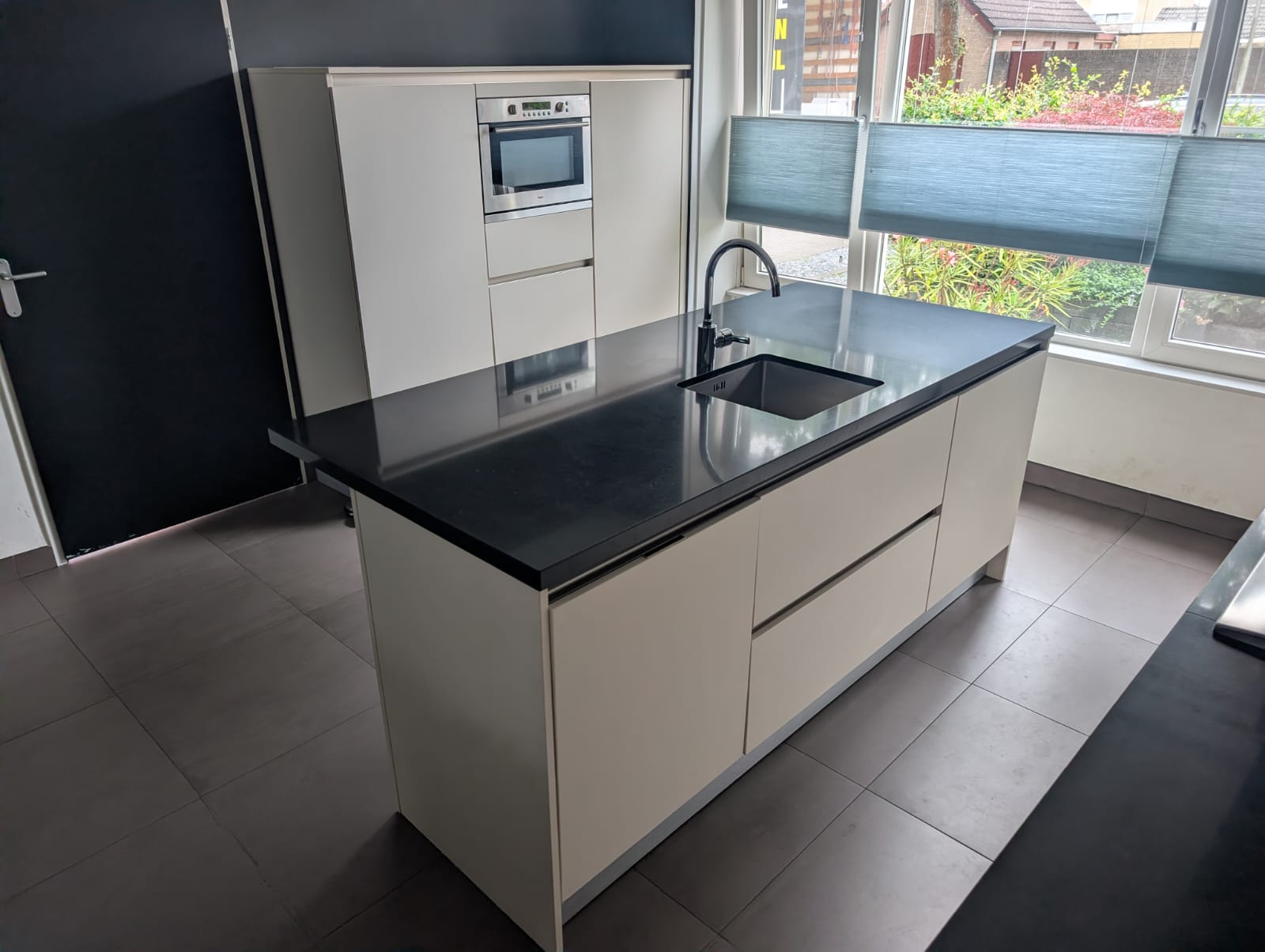 04953 - Witte eilandkeuken met kastenwand