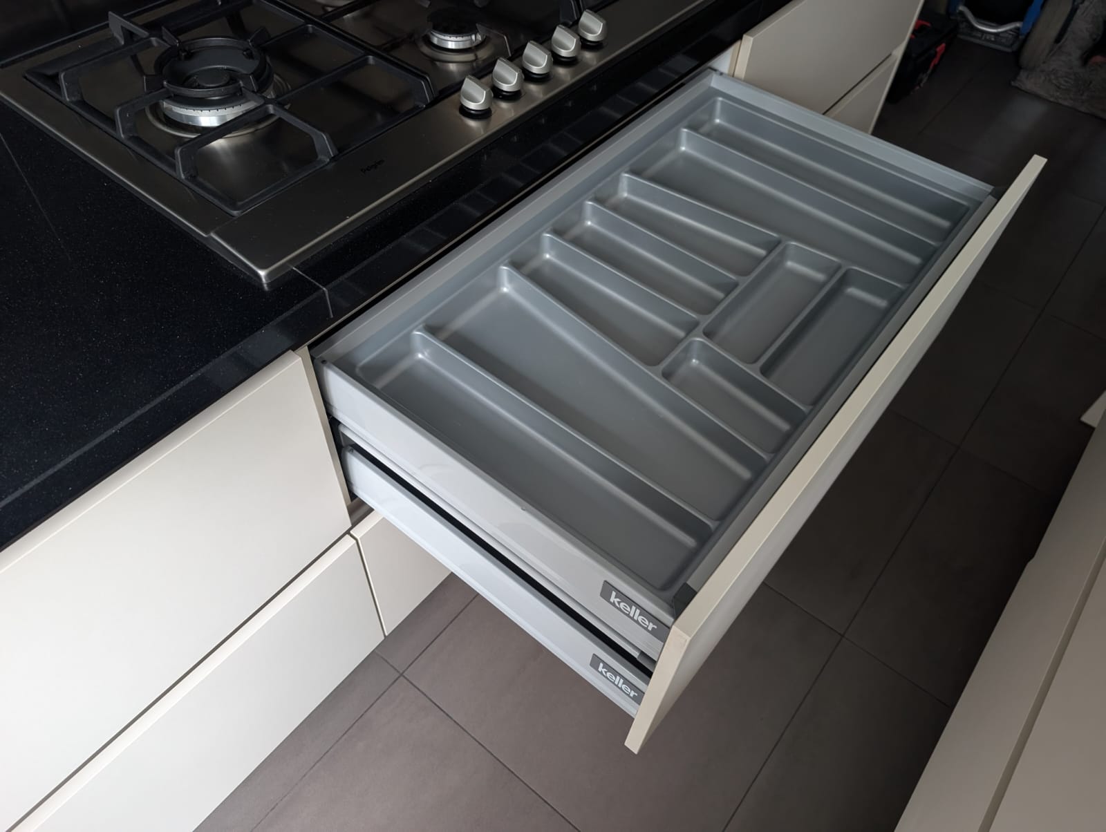04953 - Witte eilandkeuken met kastenwand