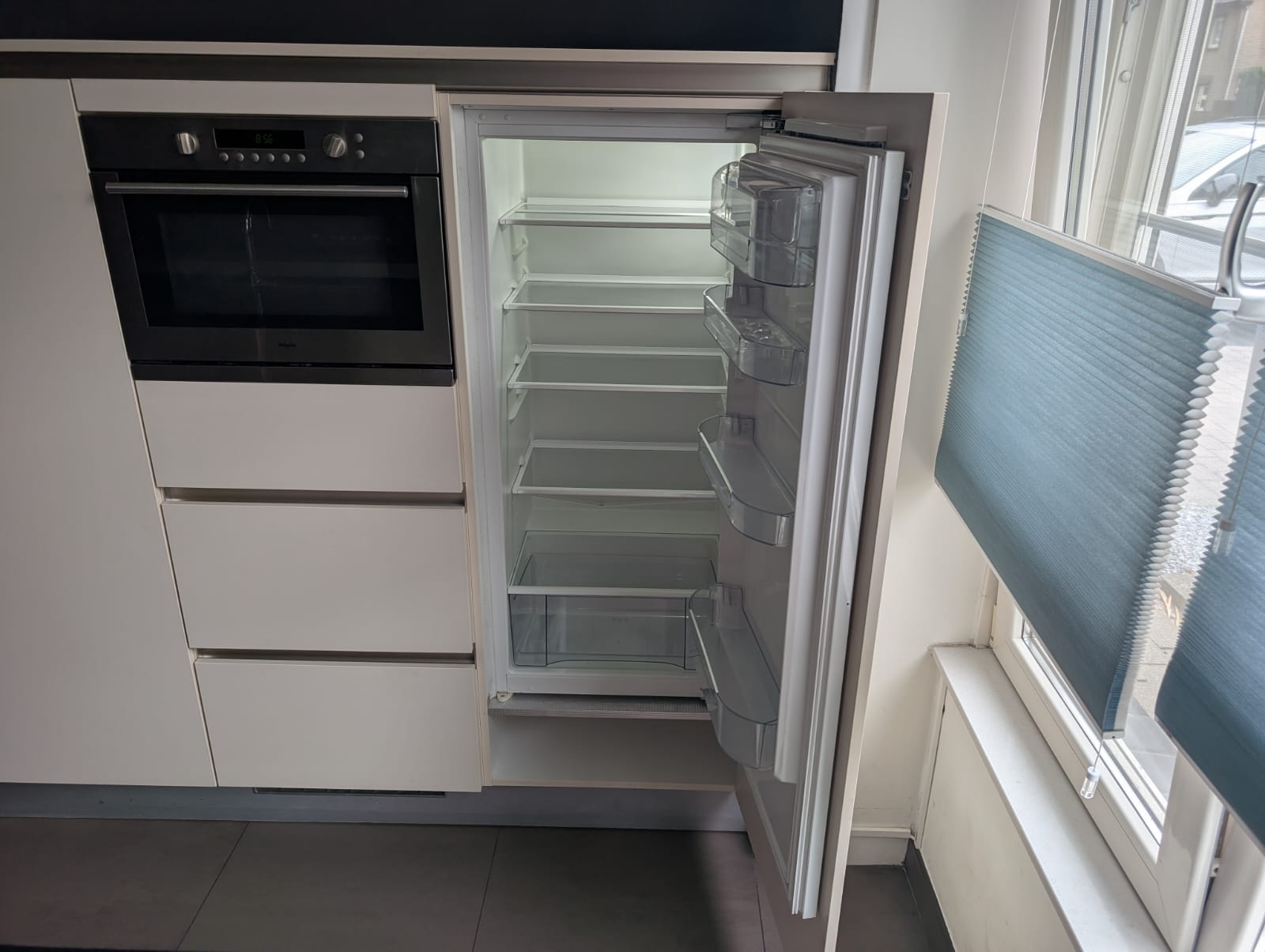04953 - Witte eilandkeuken met kastenwand