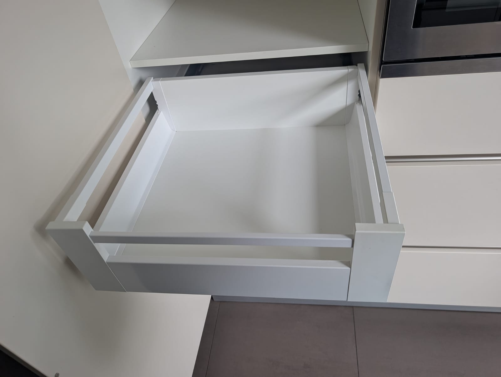 04953 - Witte eilandkeuken met kastenwand