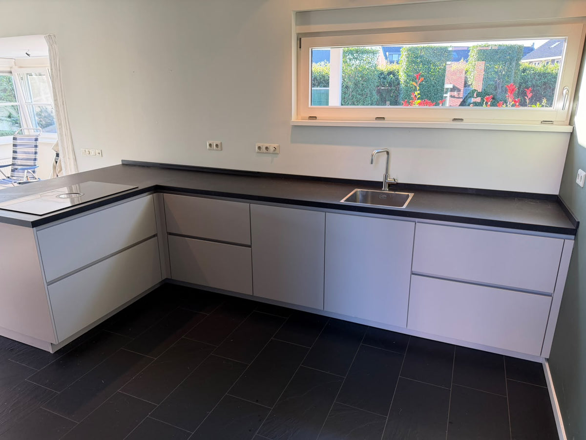 05498 - Moderne schiereiland keuken