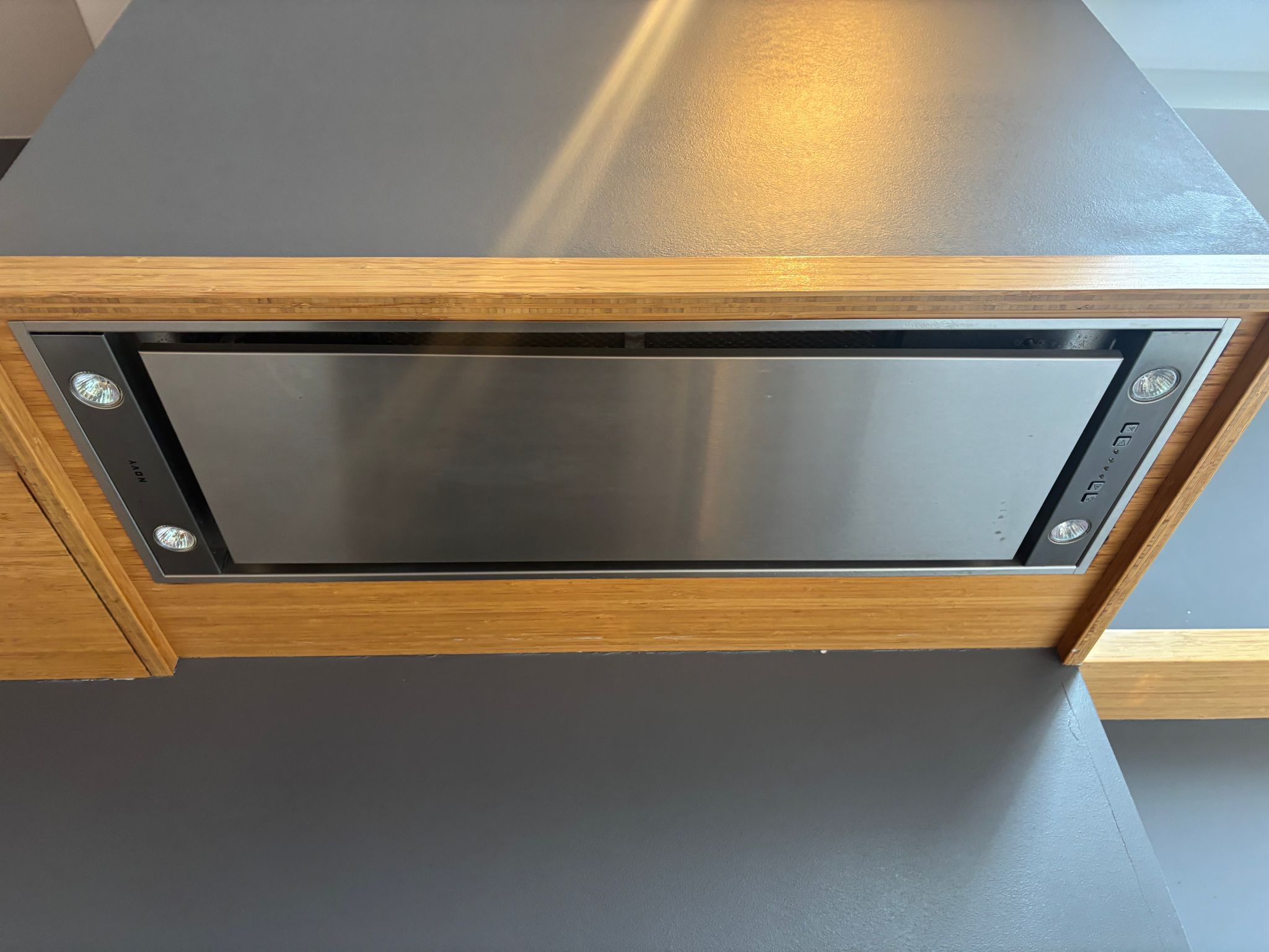 05438 - Houtlook schiereilandkeuken