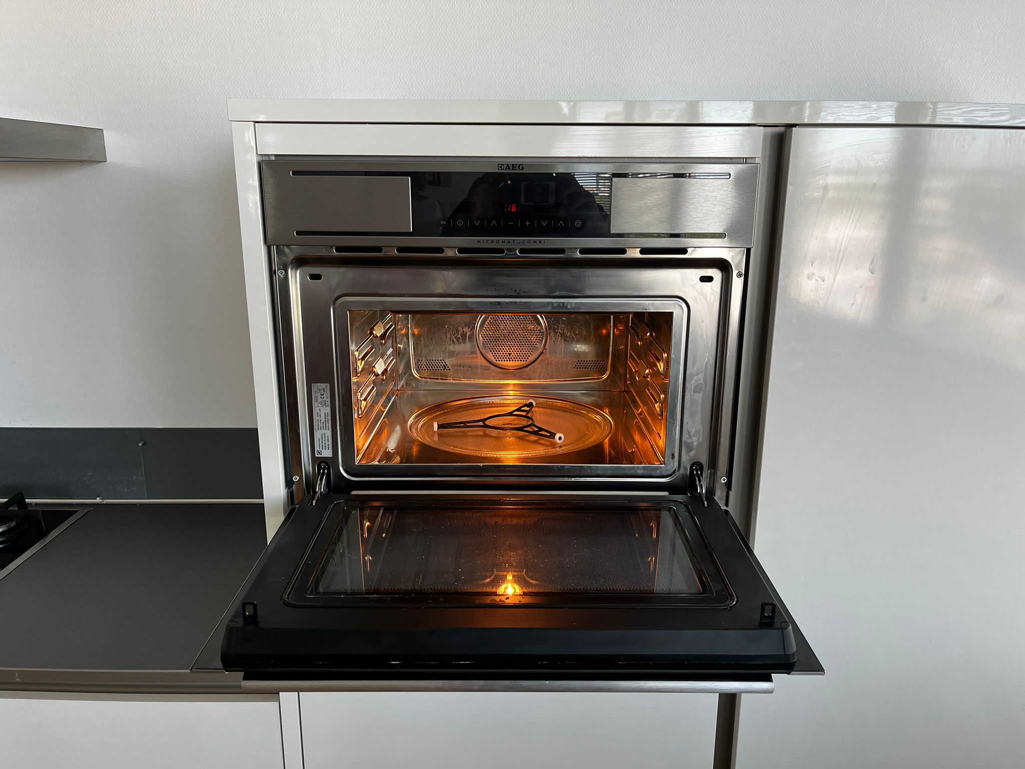 Witte hoekkeuken met ingebouwde AEG apparatuur combi magnetron en oven