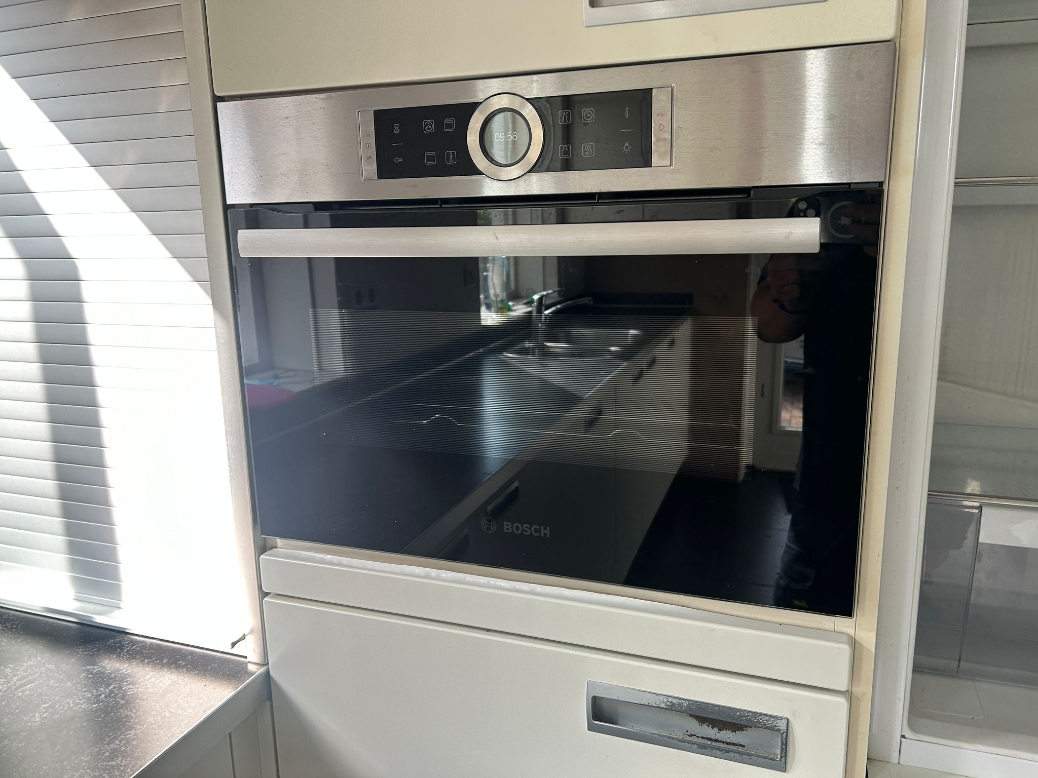 Witte tweedehandse keuken van het merk Alno met een wit schiereiland met combi oven van Bosch